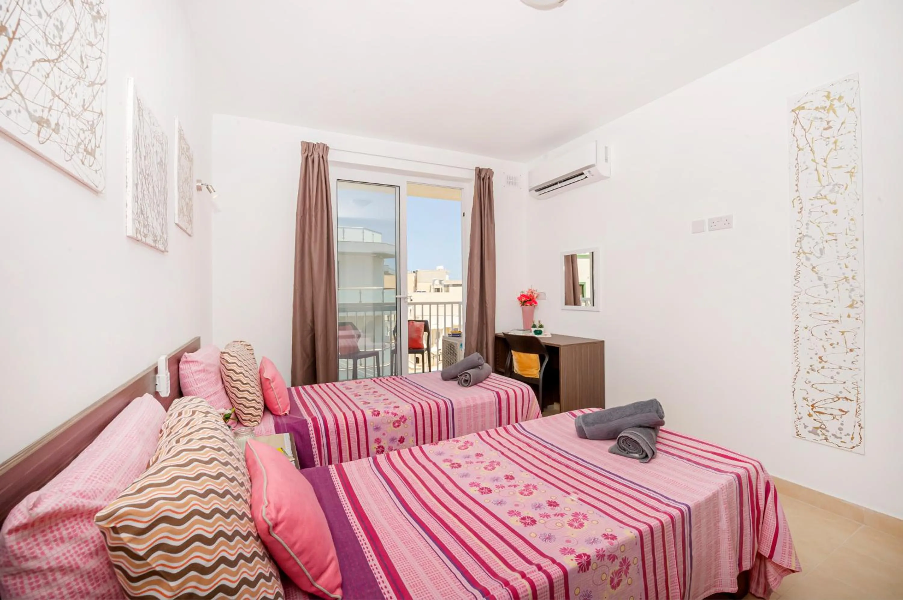 Property building, Bed in Summer Breeze Apartment with panoramic terrace - by Getawaysmalta
