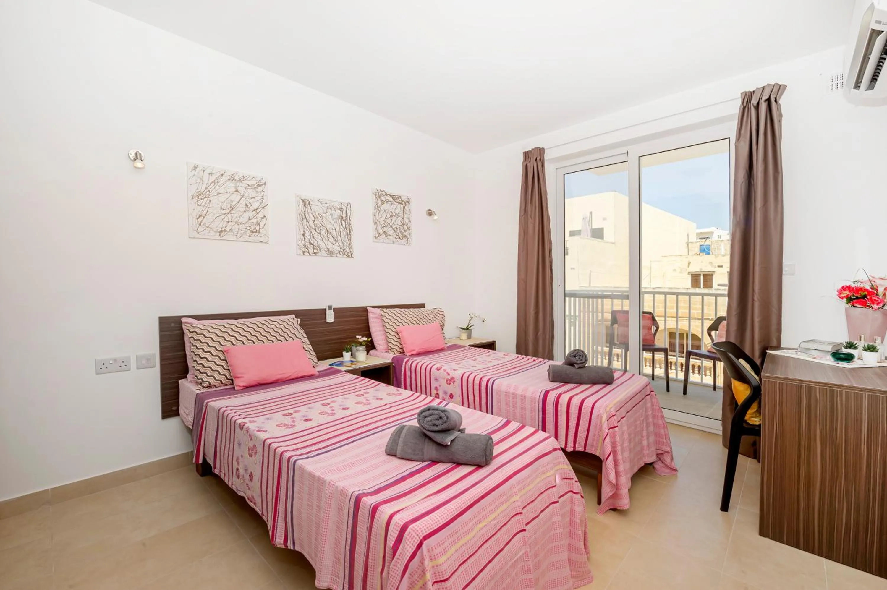 Property building, Bed in Summer Breeze Apartment with panoramic terrace - by Getawaysmalta