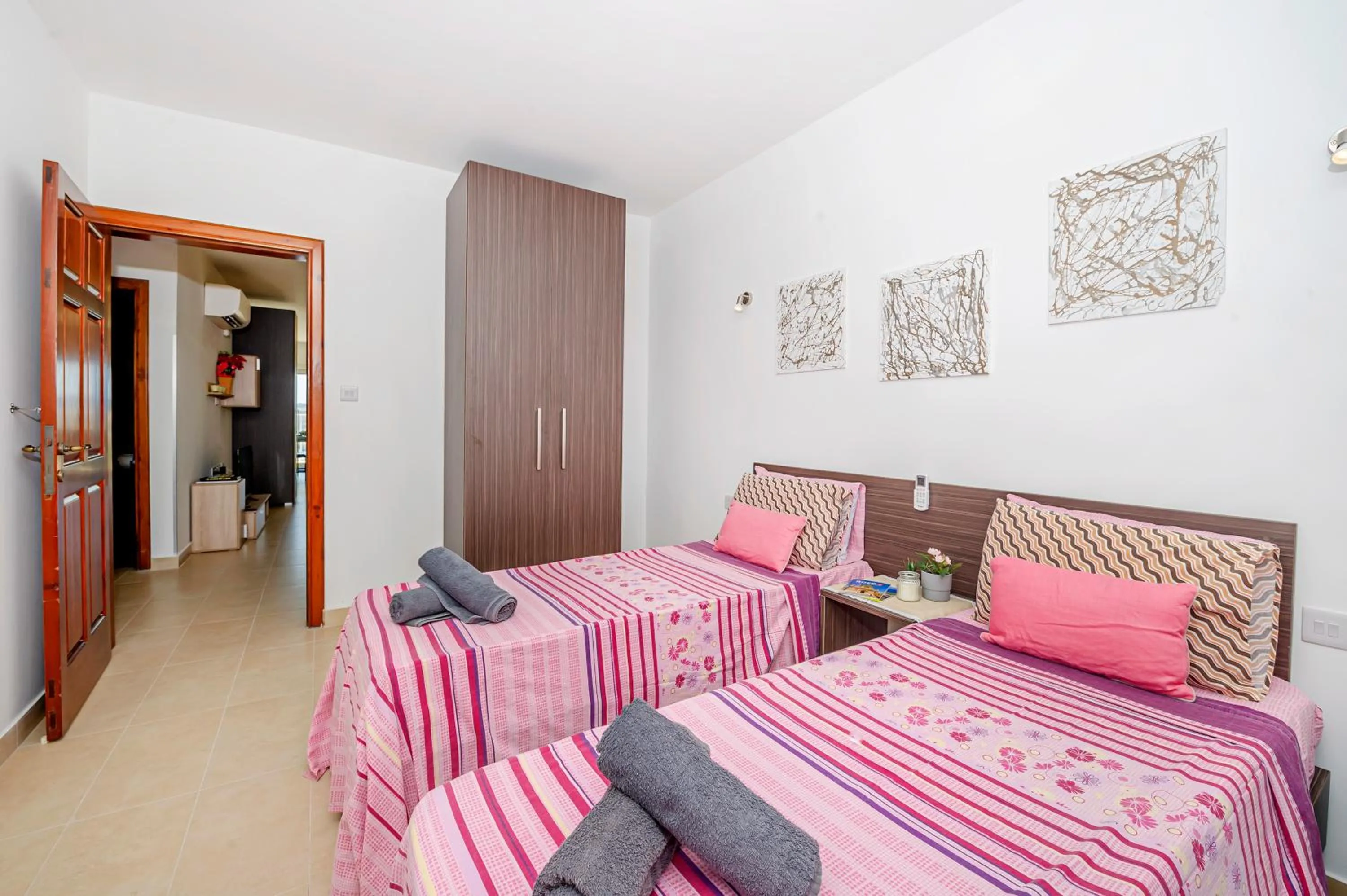 Property building, Bed in Summer Breeze Apartment with panoramic terrace - by Getawaysmalta
