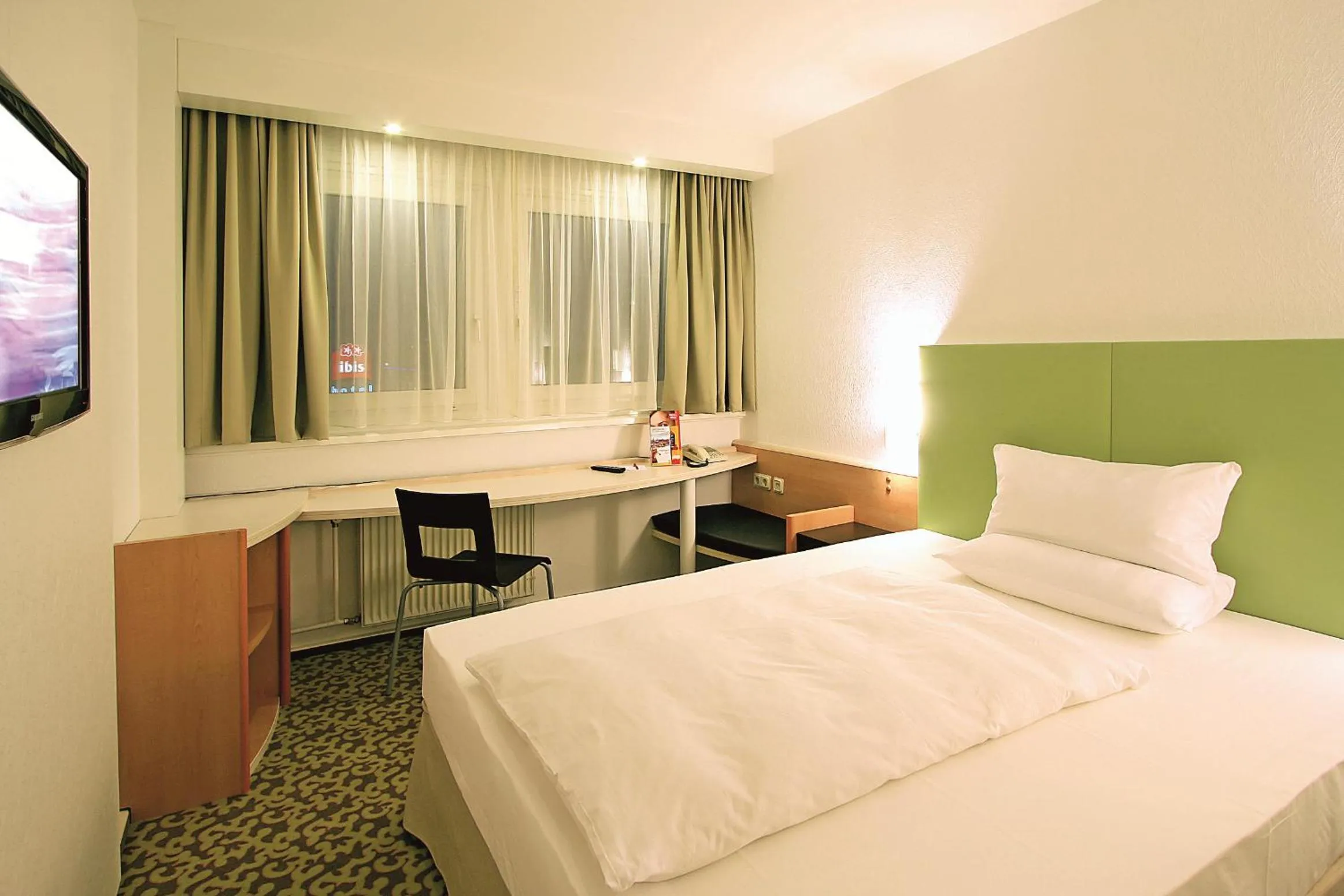 Photo of the whole room, Bed in ibis Dresden Zentrum