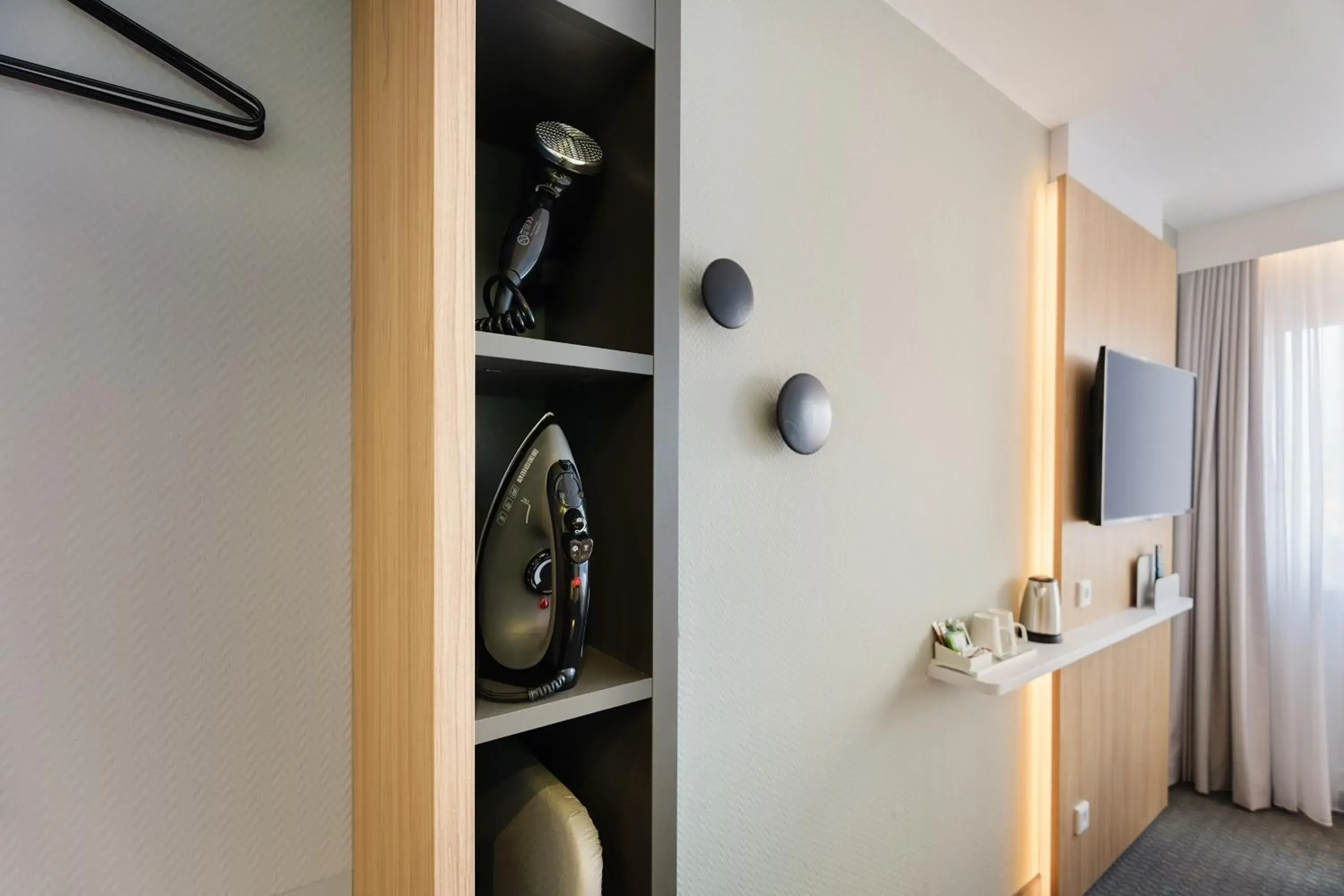 Standard Queen Room - Disability Access in Holiday Inn Express Dresden Zentrum by IHG Standard Queen Room - Disability Access in Holiday Inn Express Dresden Zentrum by IHG