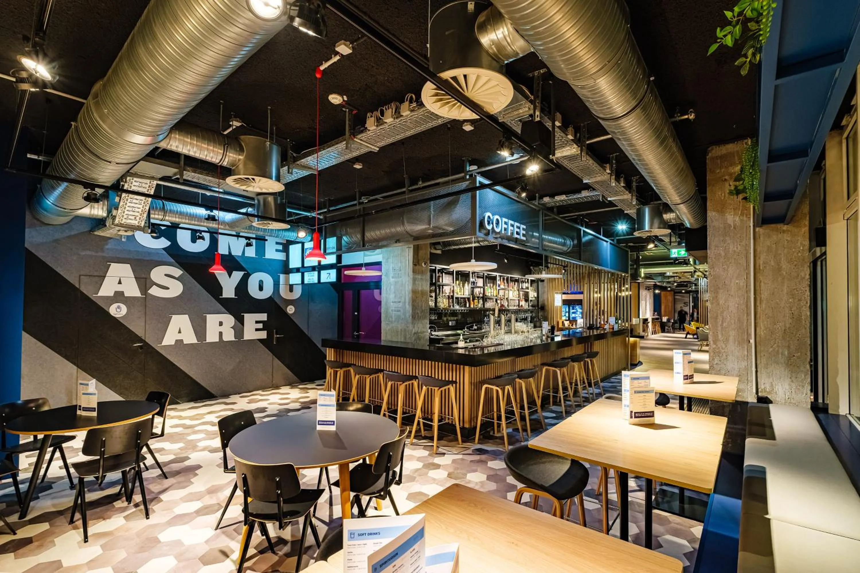 Lounge or bar in Holiday Inn Express Dresden Zentrum by IHG