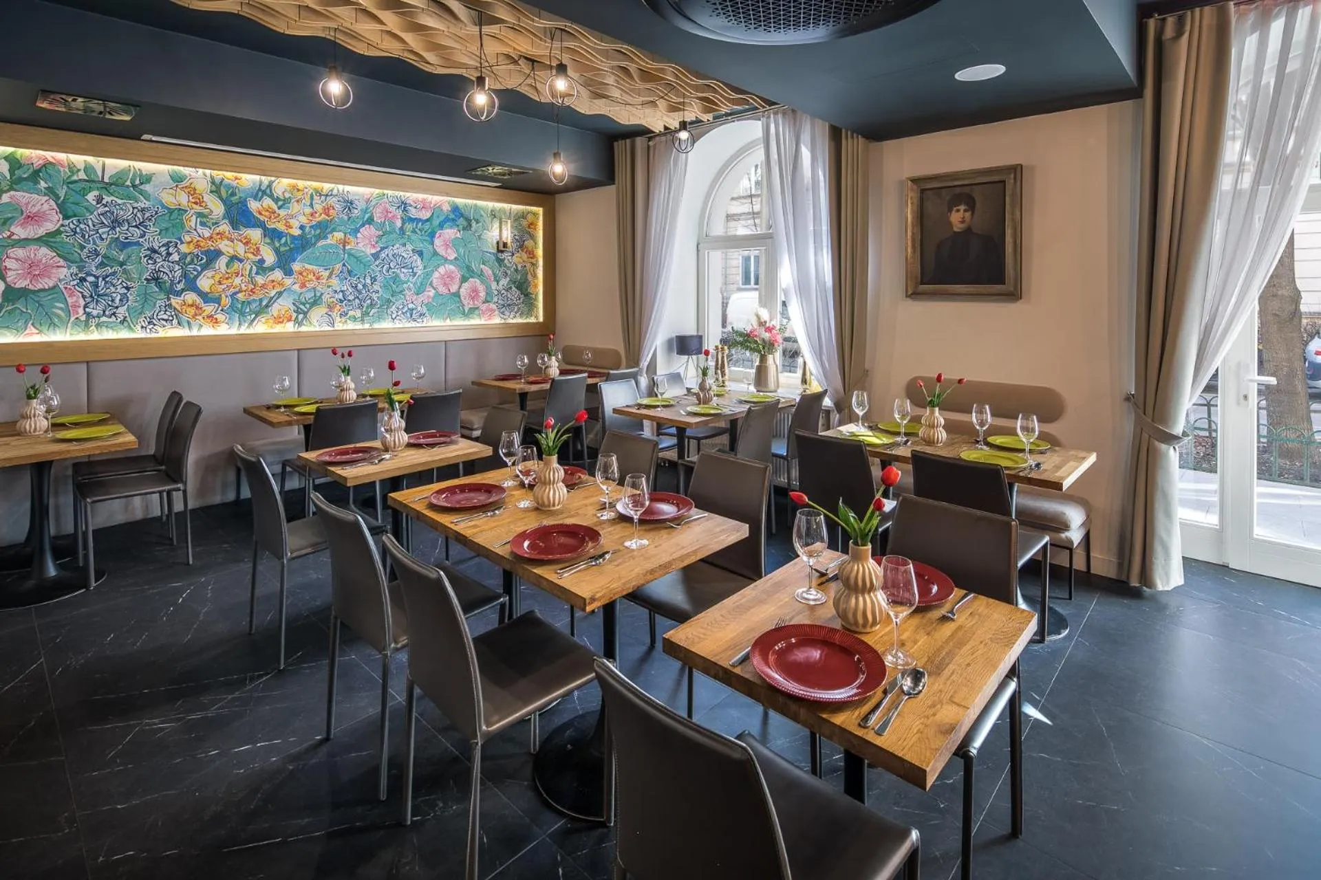 Restaurant/places to eat in Dream Boutique Aparthotel