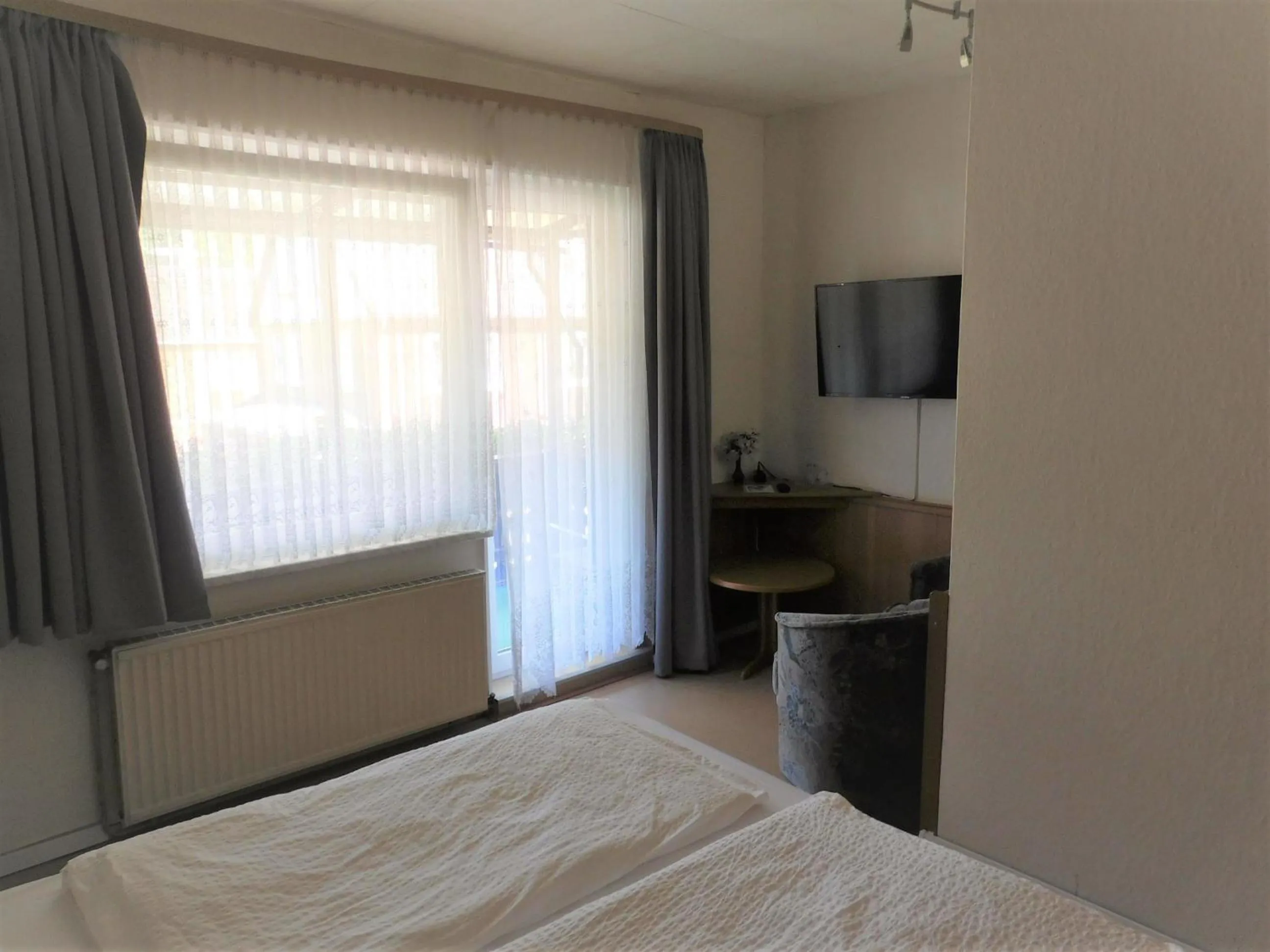 Photo of the whole room, Bed in Hotel Pension am Kurmittelhaus