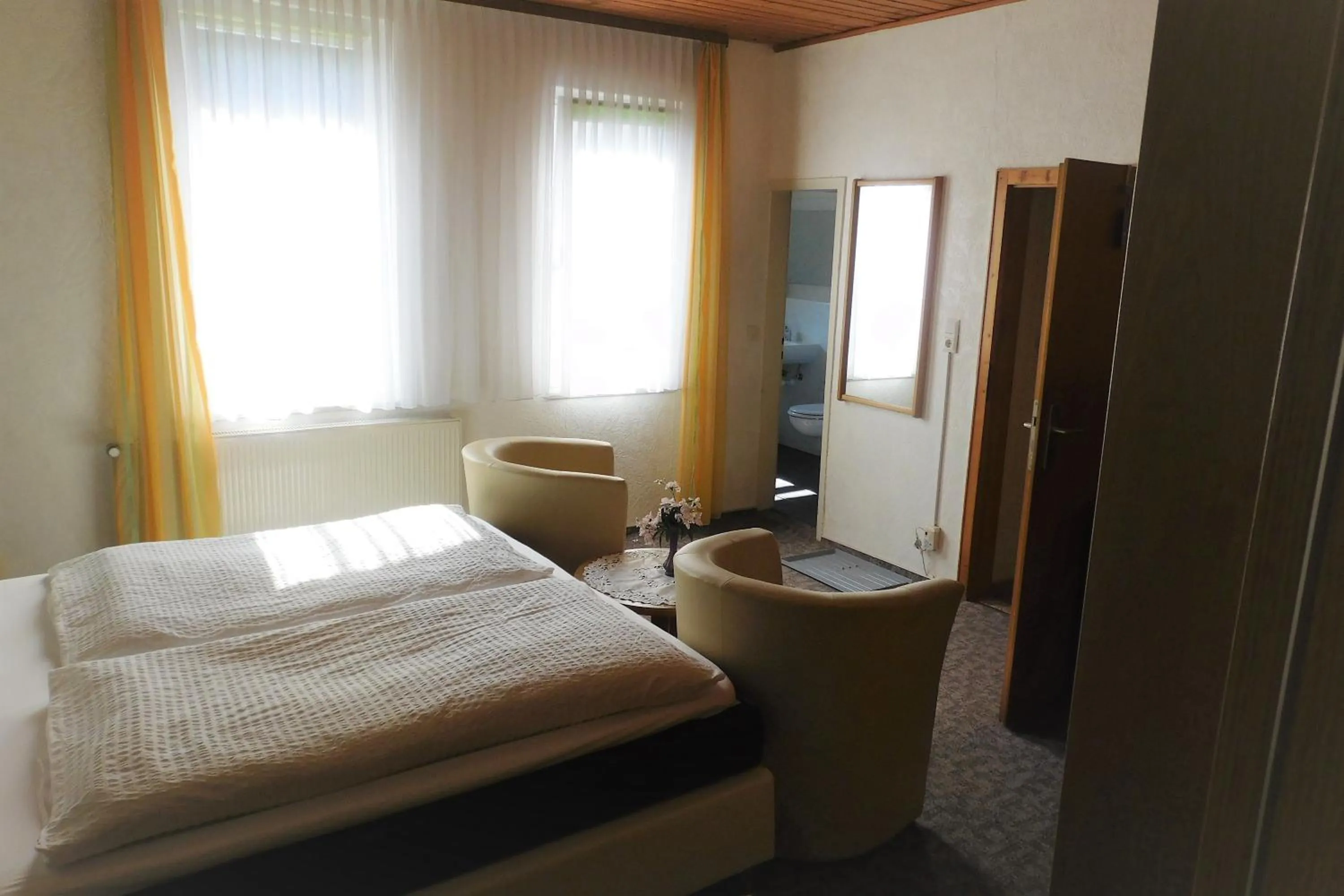 Photo of the whole room, Bed in Hotel Pension am Kurmittelhaus