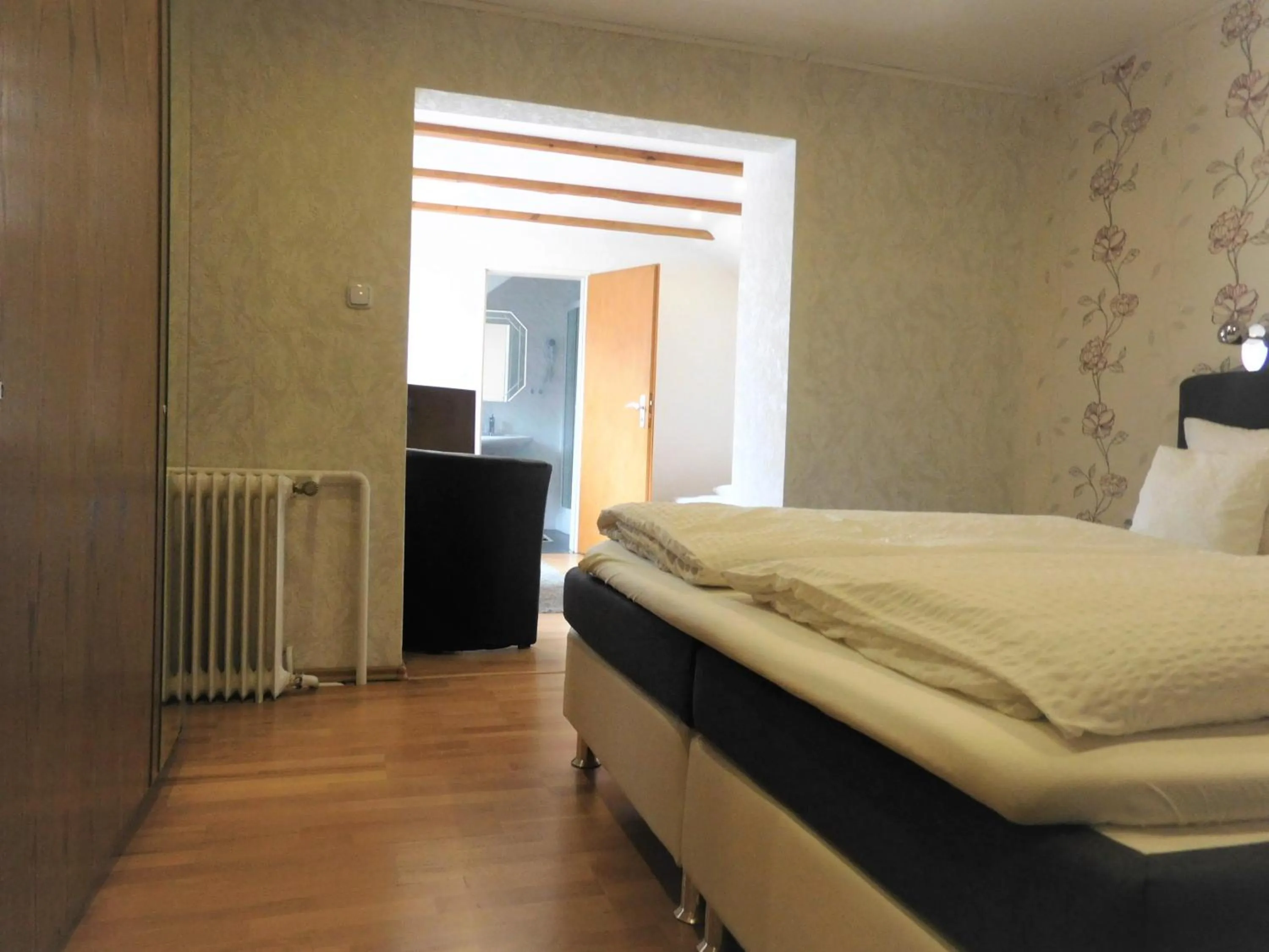 Photo of the whole room, Bed in Hotel Pension am Kurmittelhaus