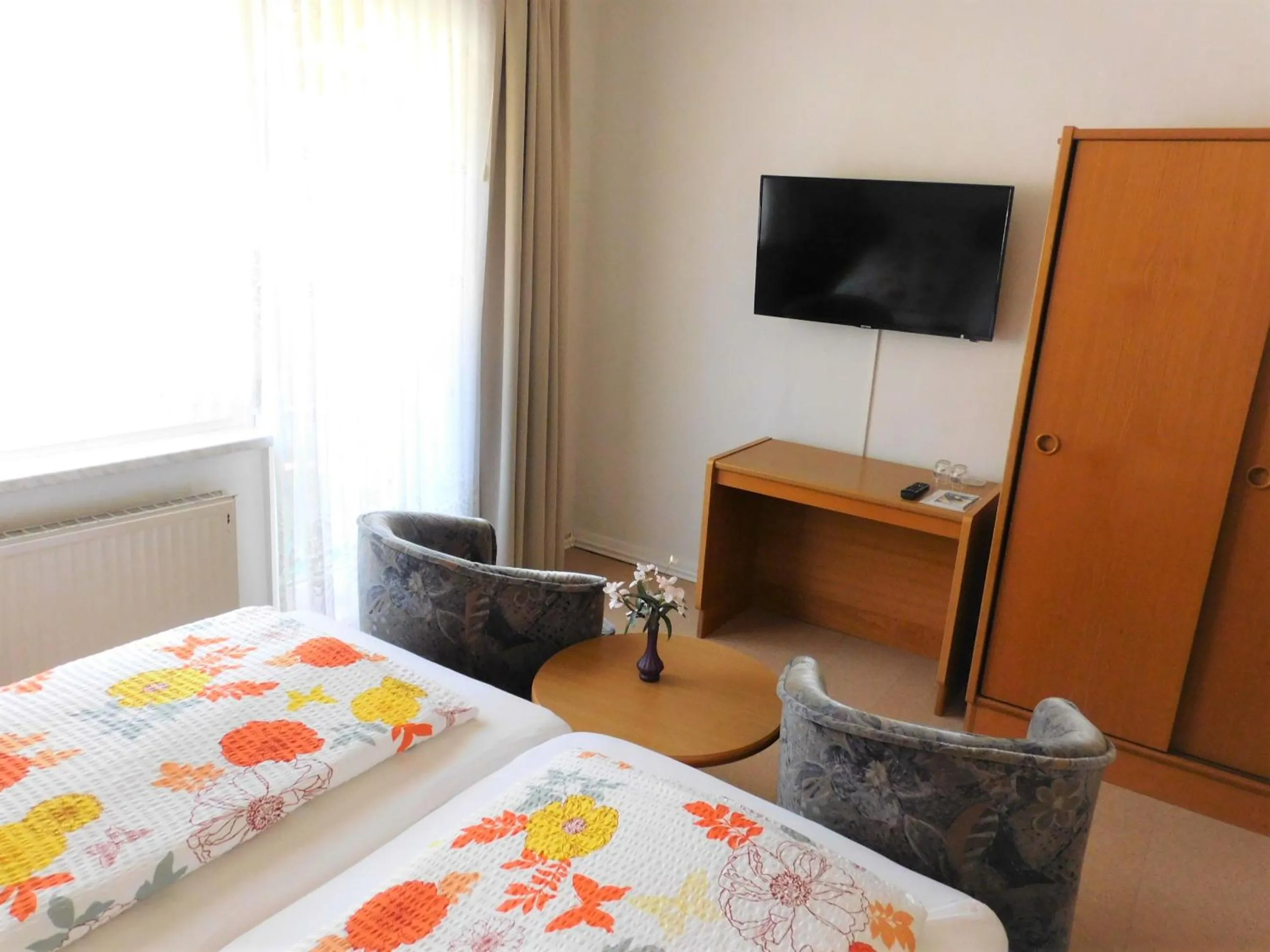 Photo of the whole room, Bed in Hotel Pension am Kurmittelhaus