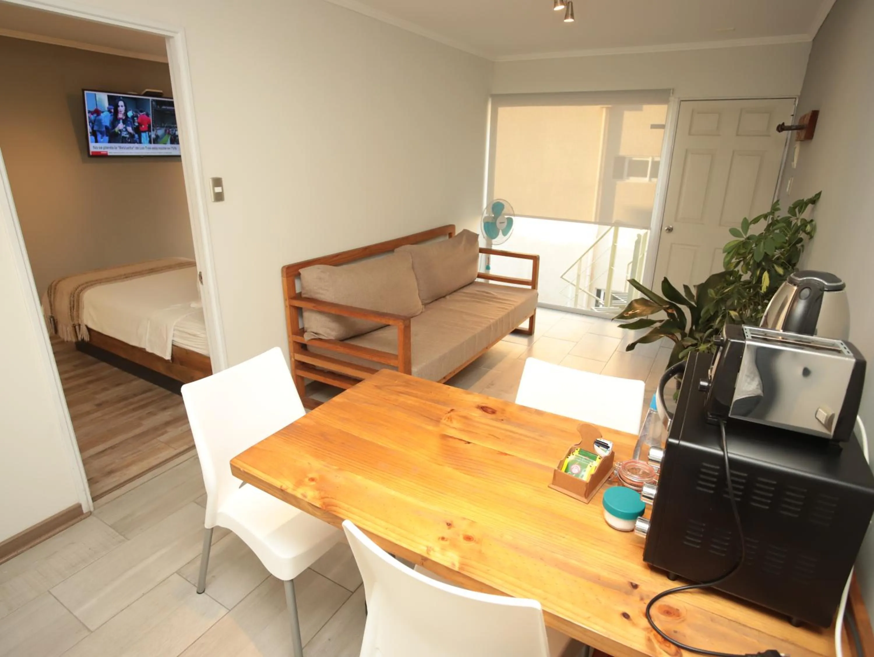 Coffee/tea facilities in De Triana Hotel