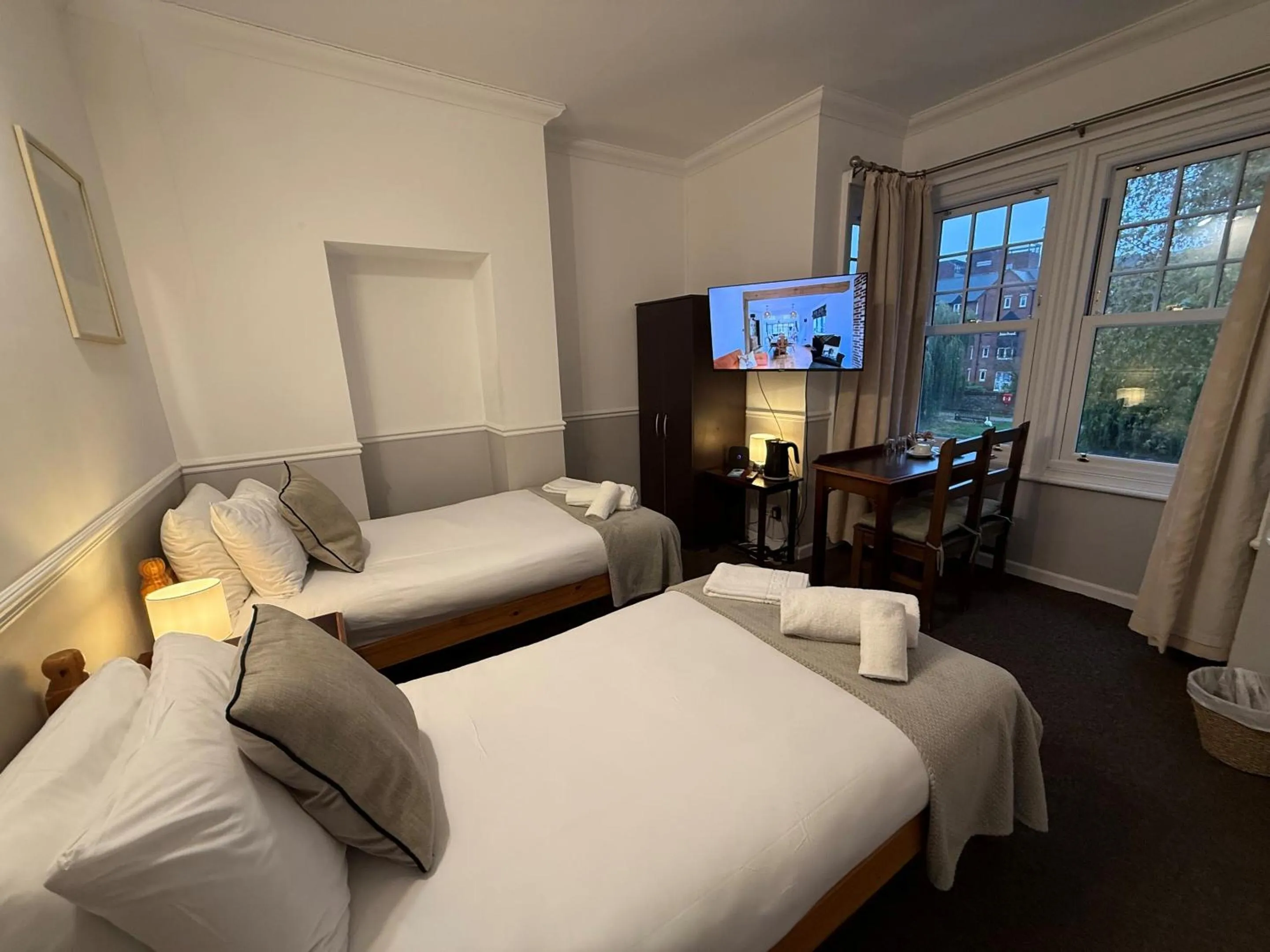 Bedroom, Bed in Central Hotel