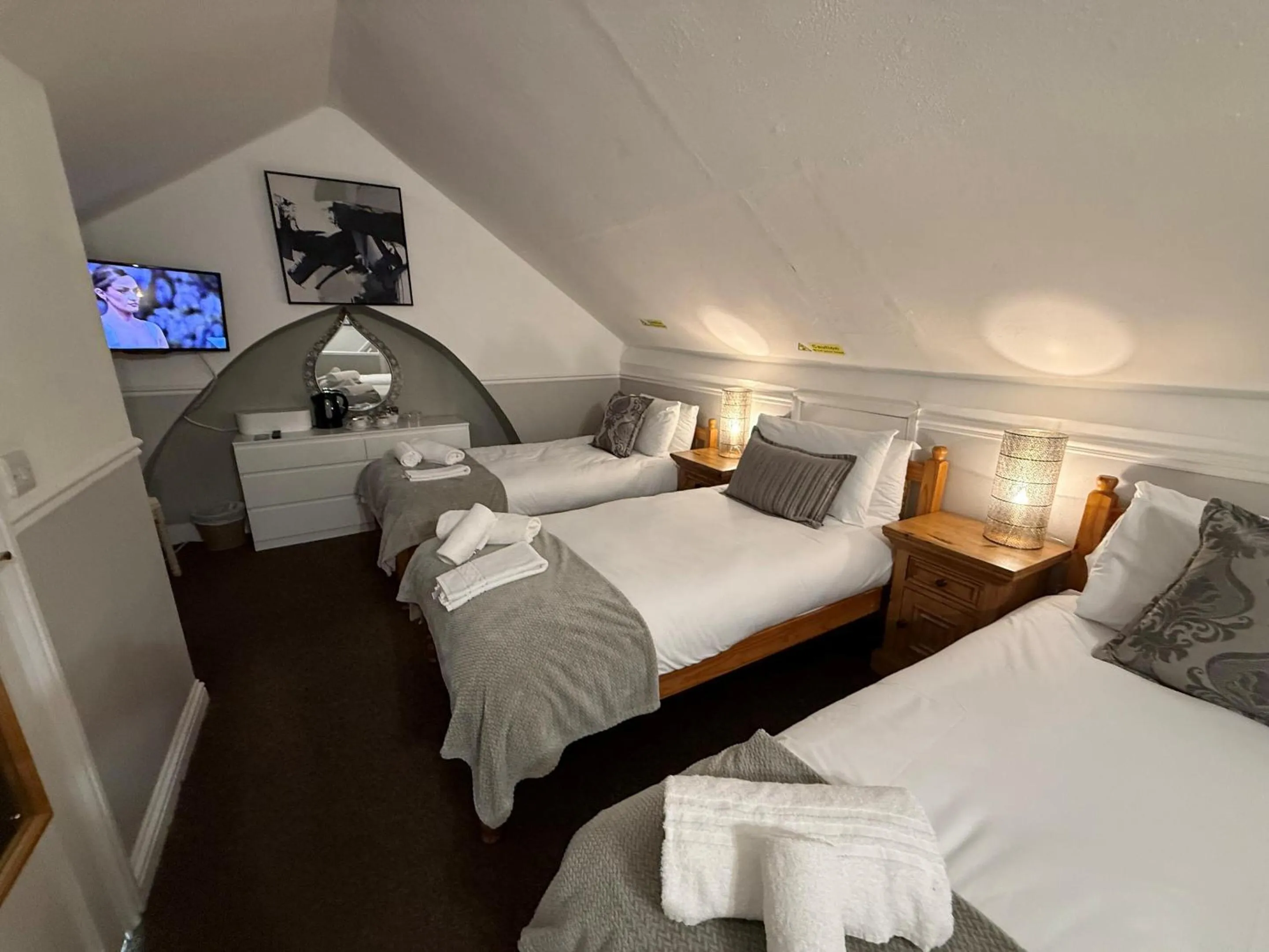 Bedroom, Bed in Central Hotel