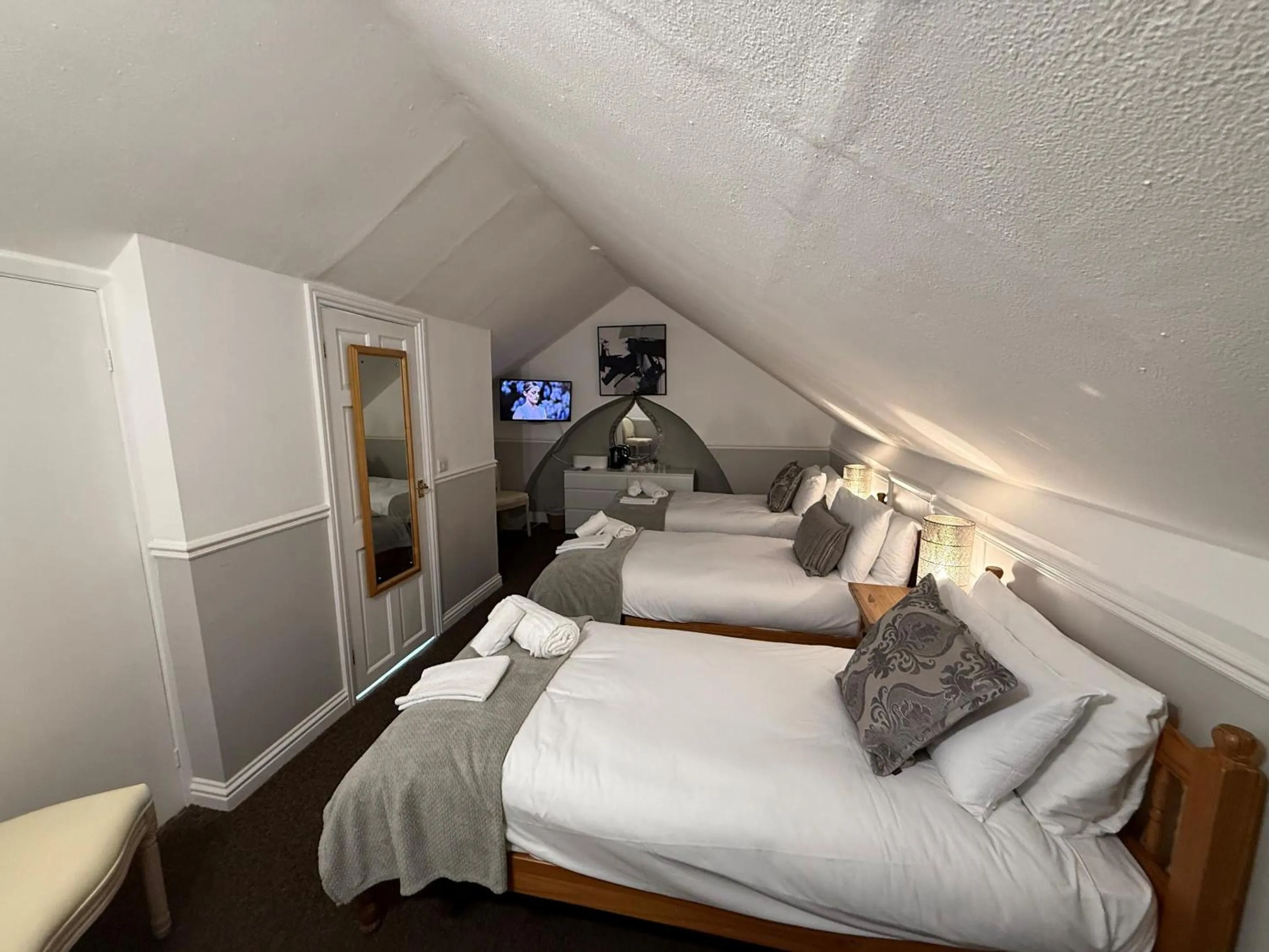 Bedroom, Bed in Central Hotel