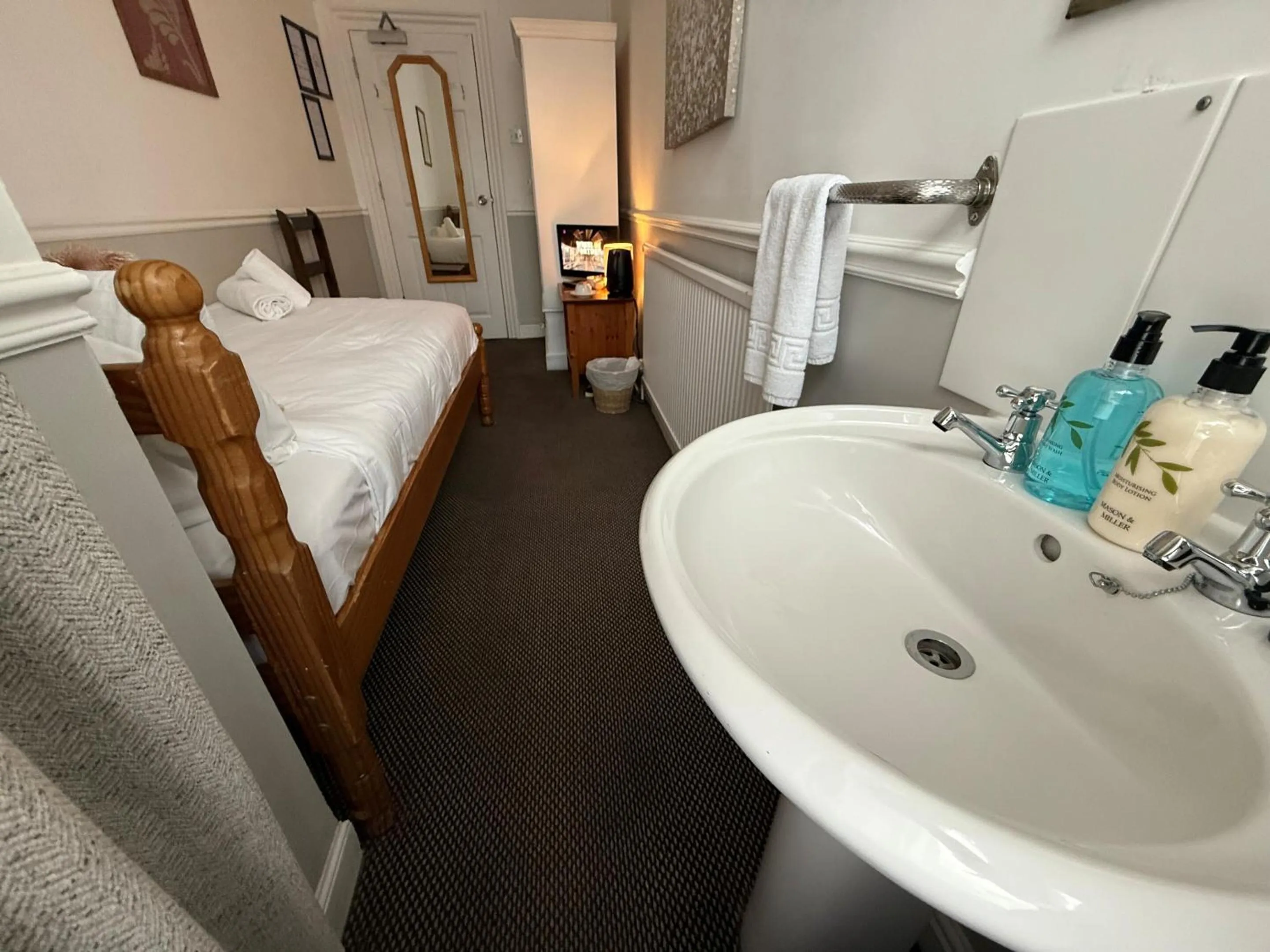 Bedroom, Bed in Central Hotel