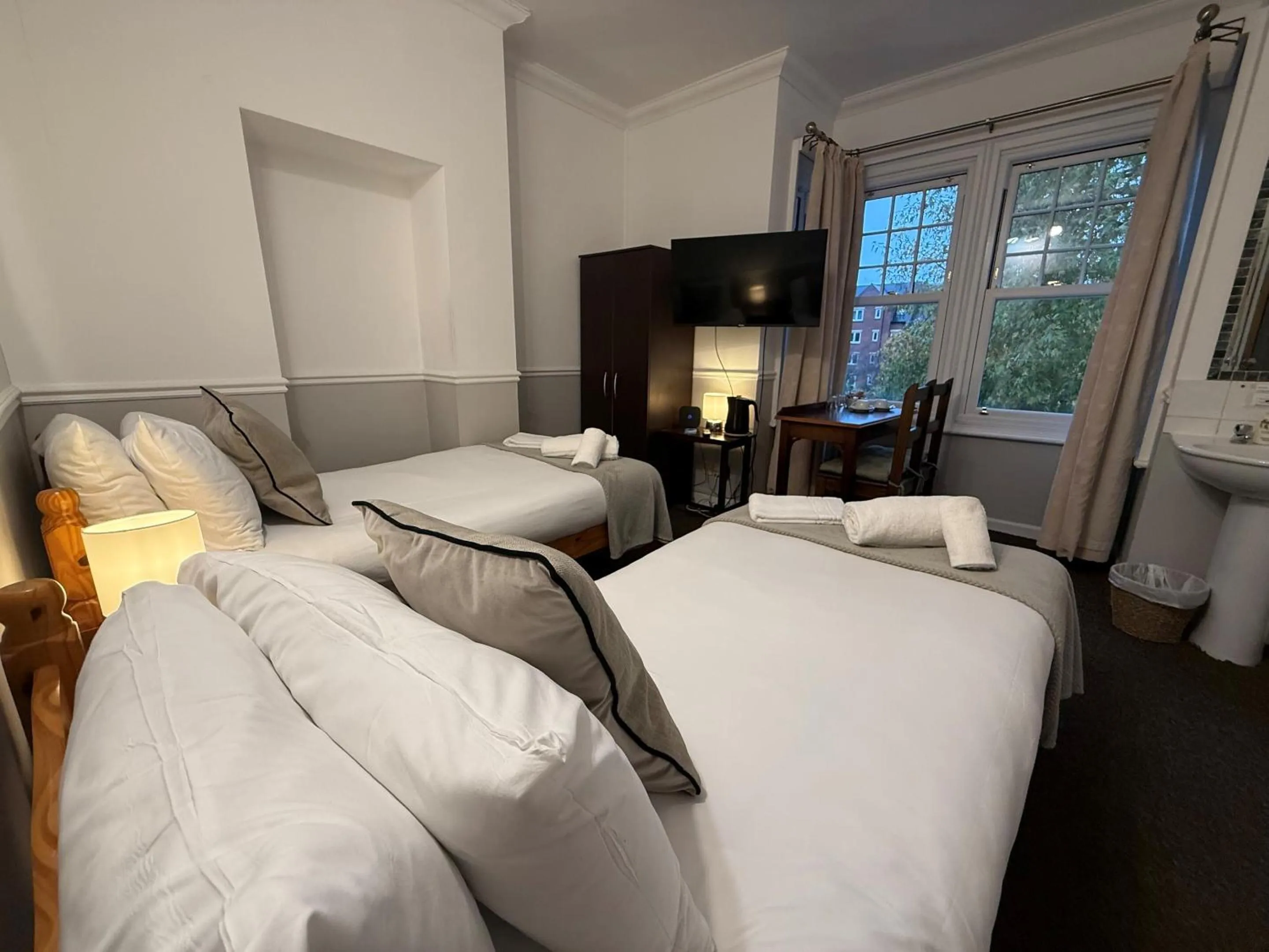 Bedroom, Bed in Central Hotel