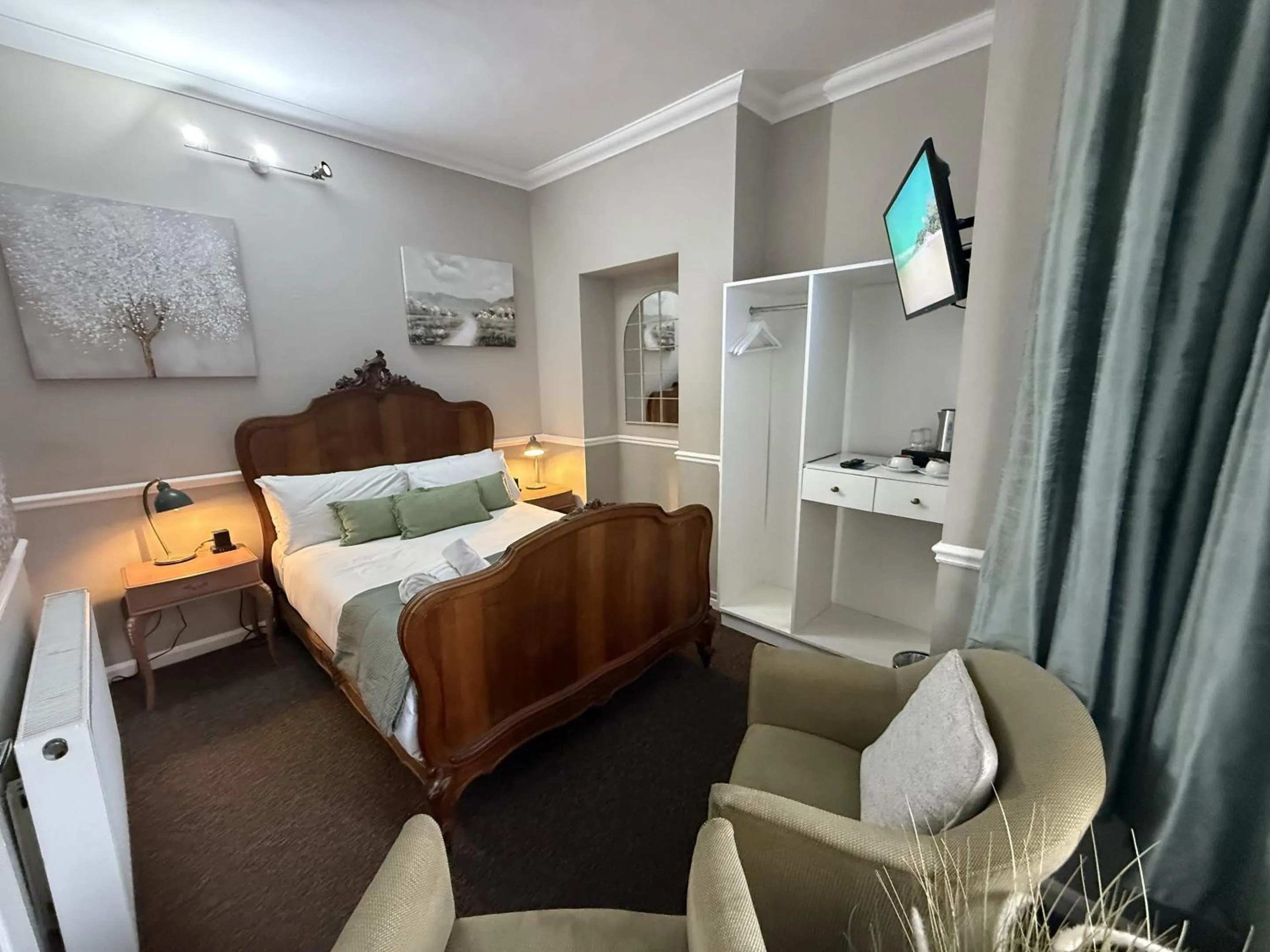 Bedroom, Bed in Central Hotel