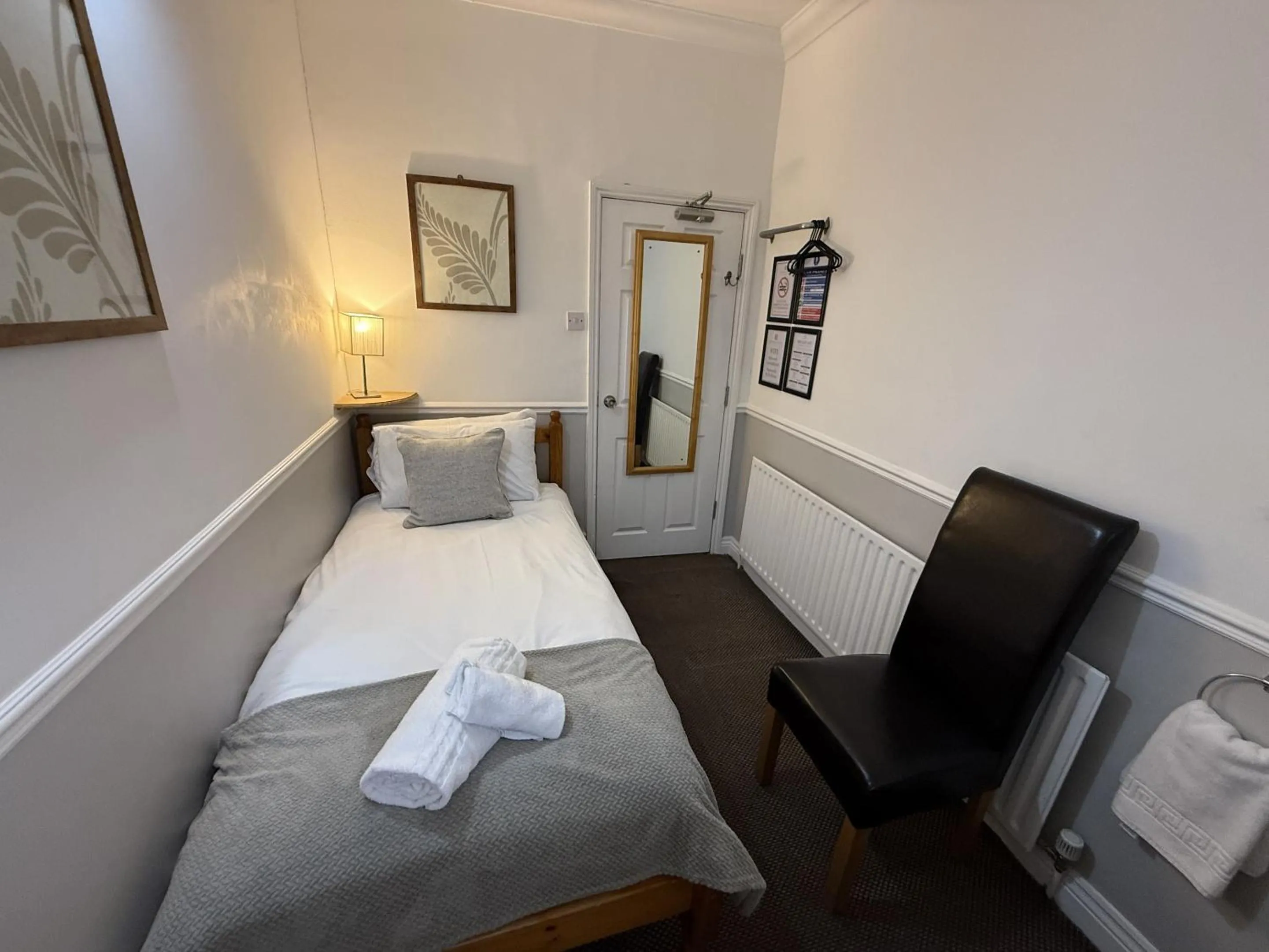 Bedroom, Bed in Central Hotel