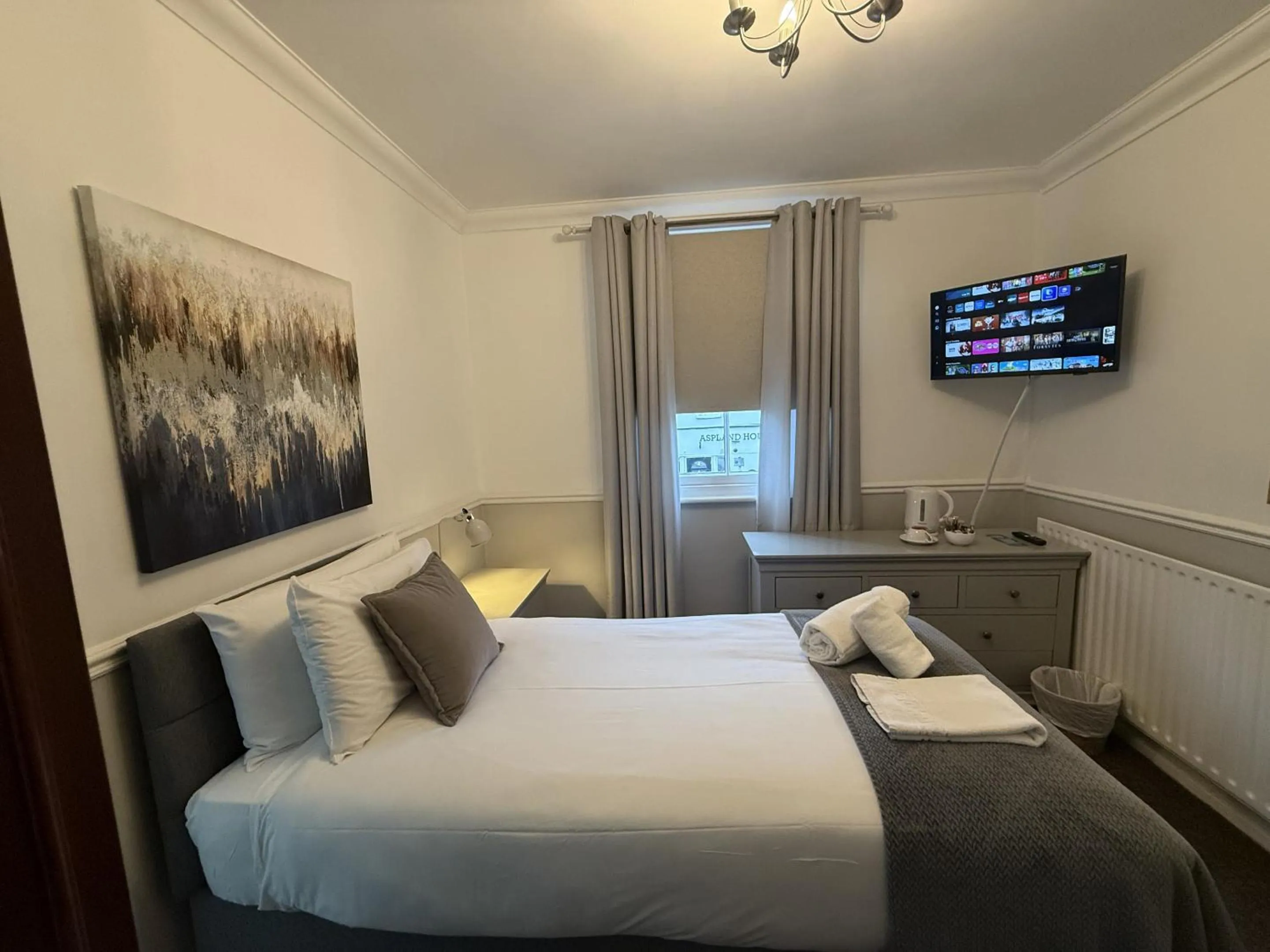 Bedroom, Bed in Central Hotel