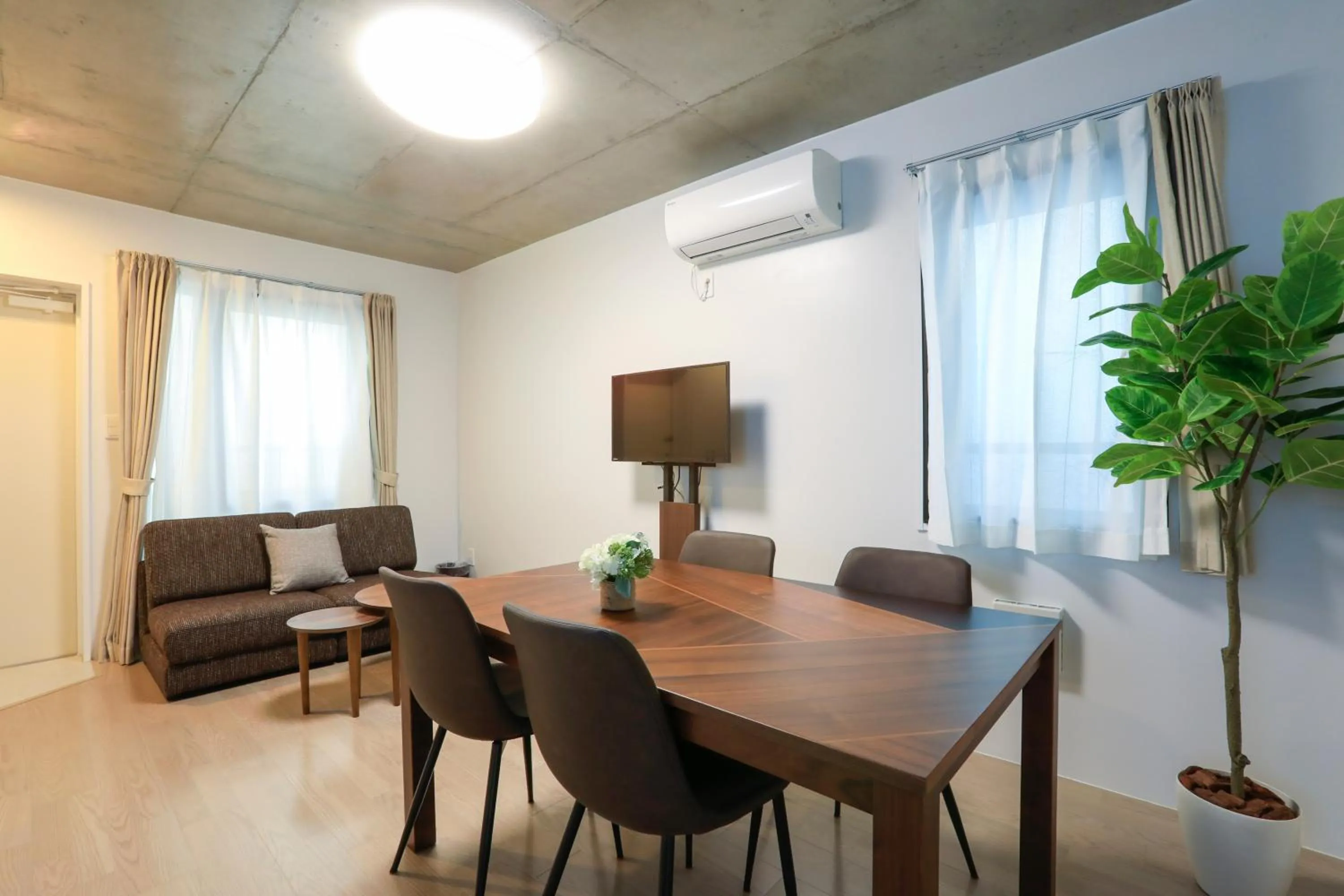 TV and multimedia in Laffitte Tokyo WEST