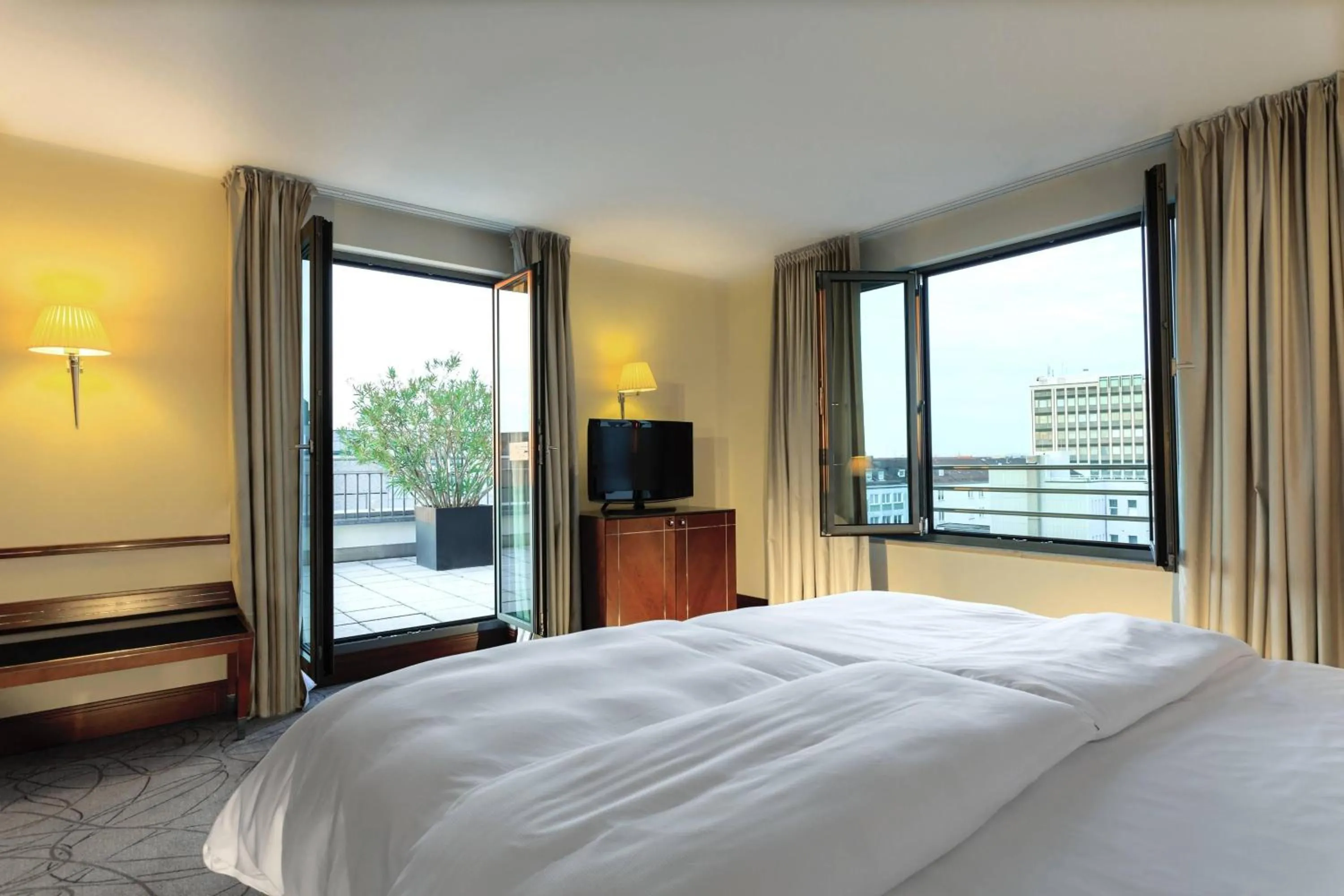 Photo of the whole room, Bed in Sheraton Carlton Nuernberg