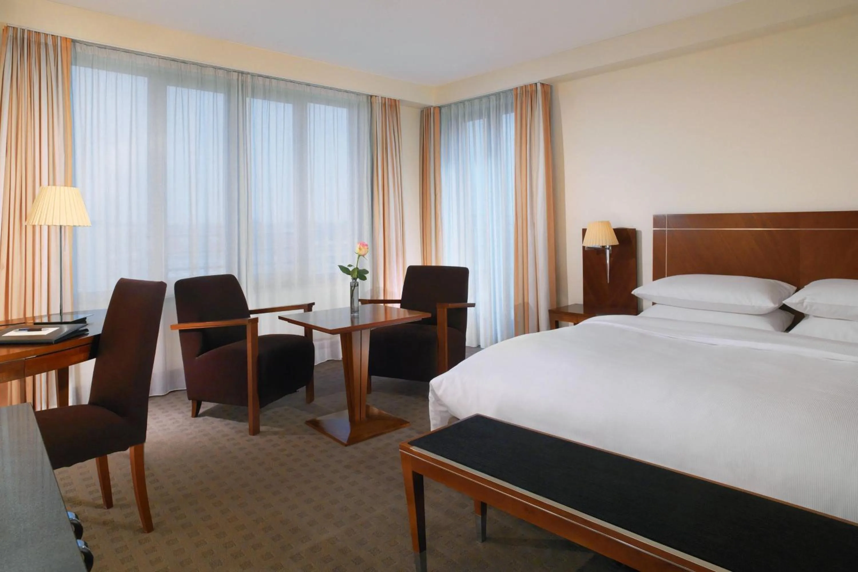 Photo of the whole room, Bed in Sheraton Carlton Nuernberg