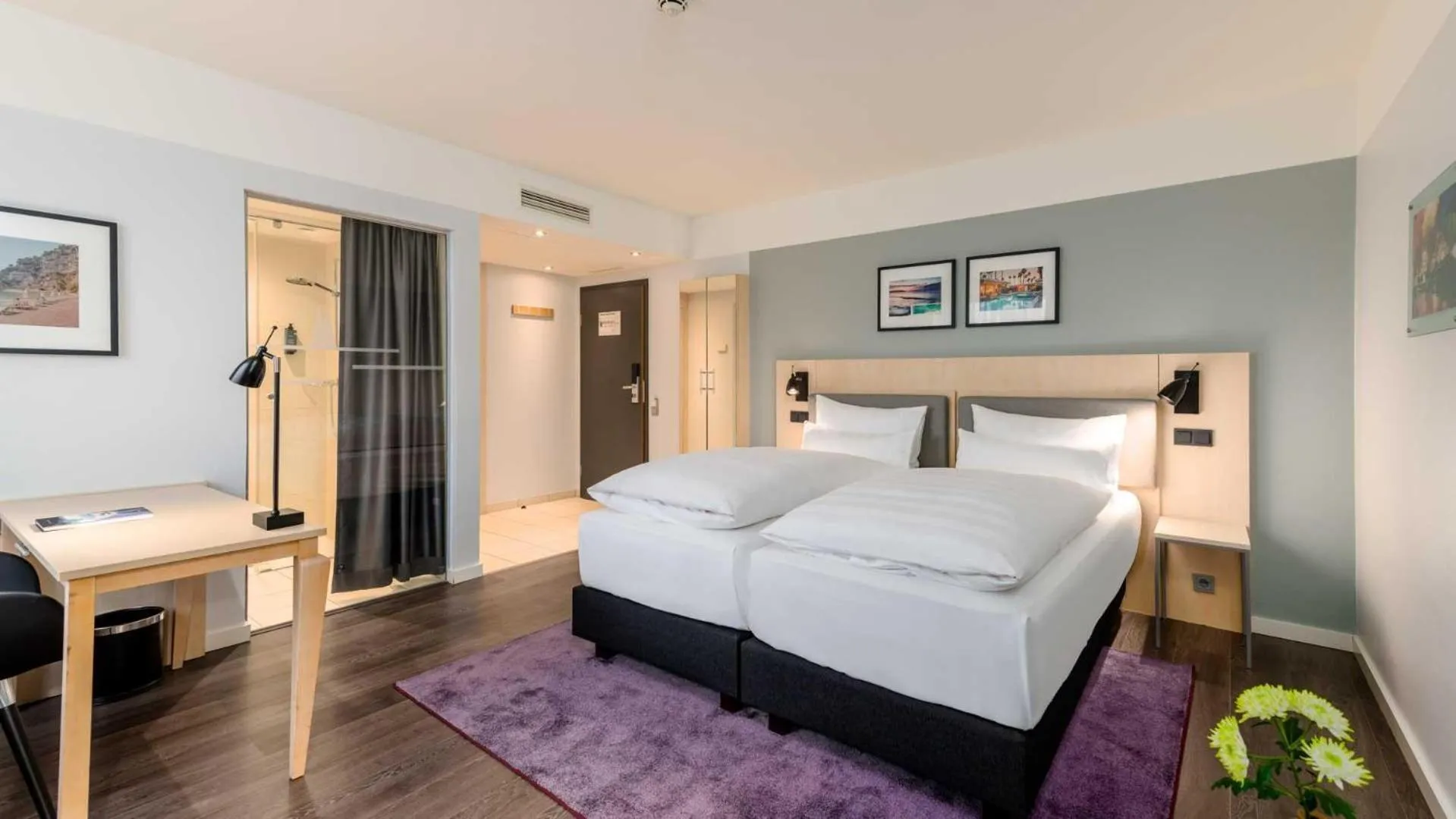 Shower, Bed in Hotel Lyskirchen Köln