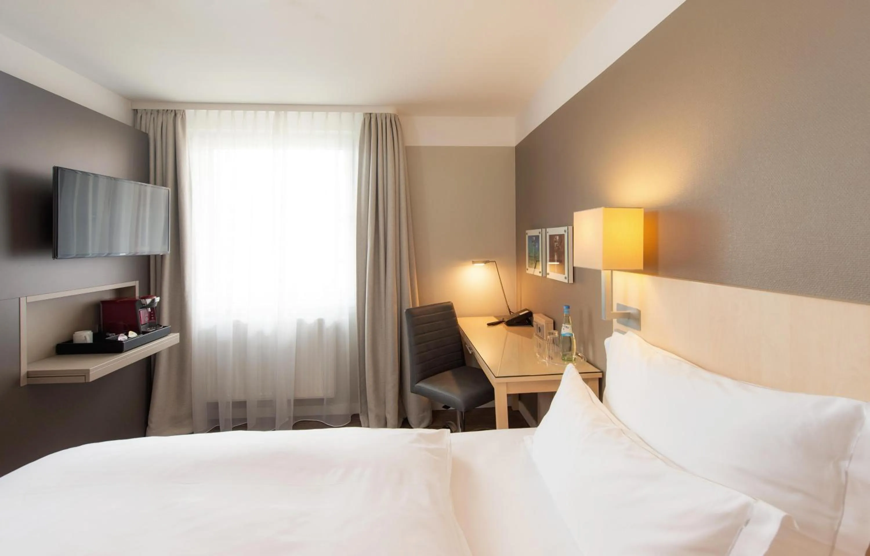 Shower, Bed in Hotel Lyskirchen Köln