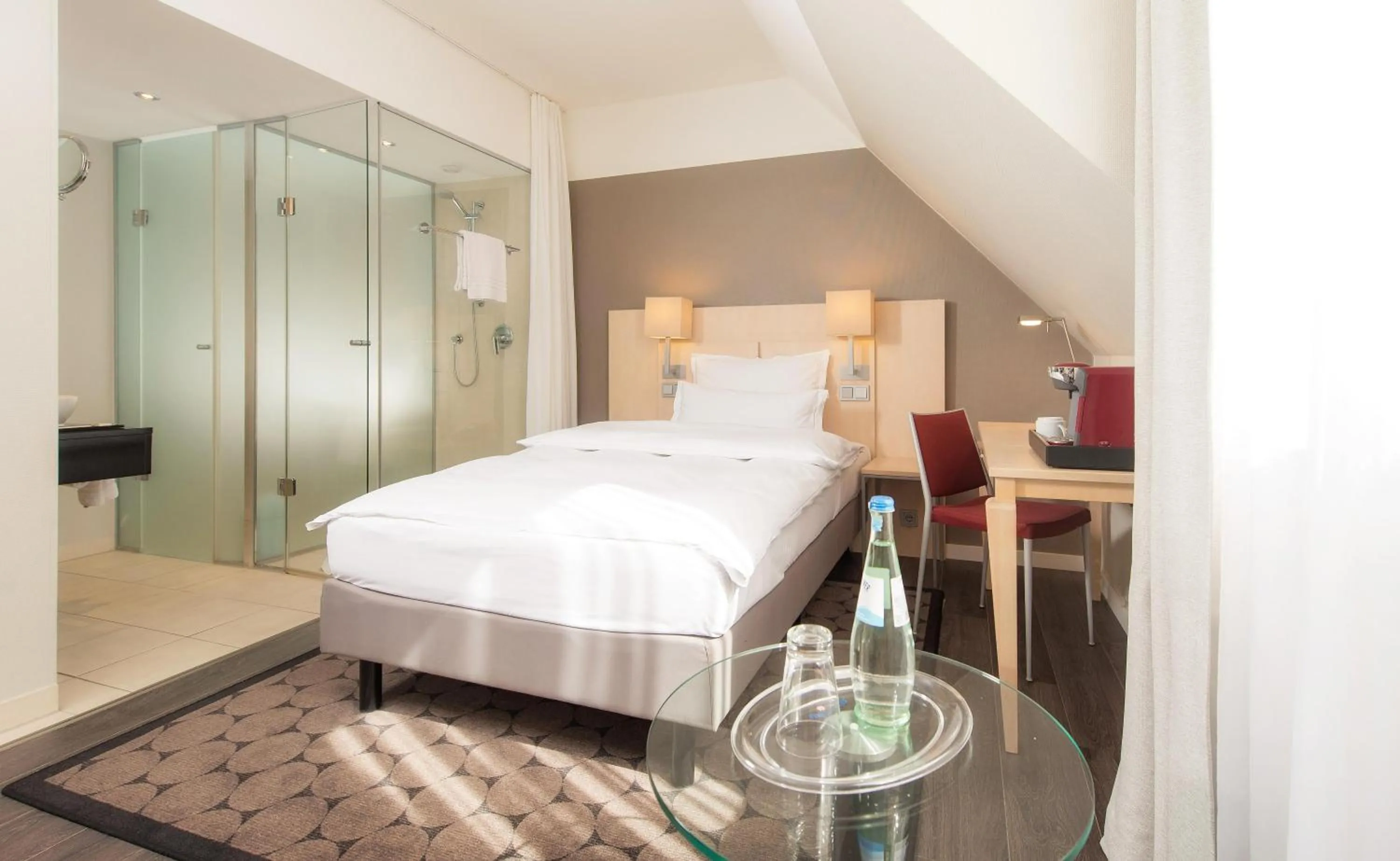 Shower, Bed in Hotel Lyskirchen Köln