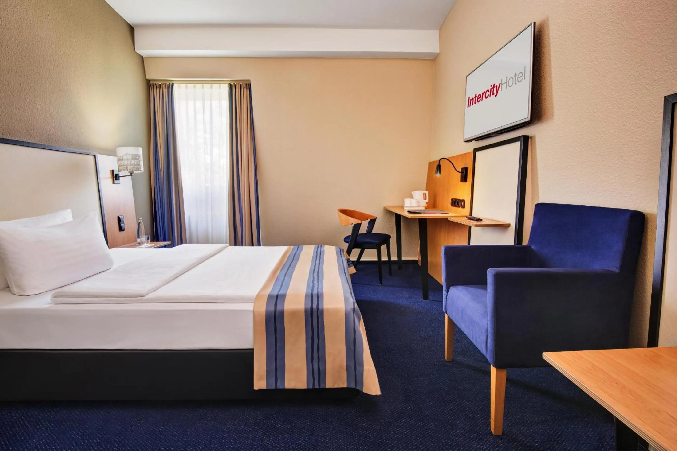 Photo of the whole room, Bed in IntercityHotel Celle