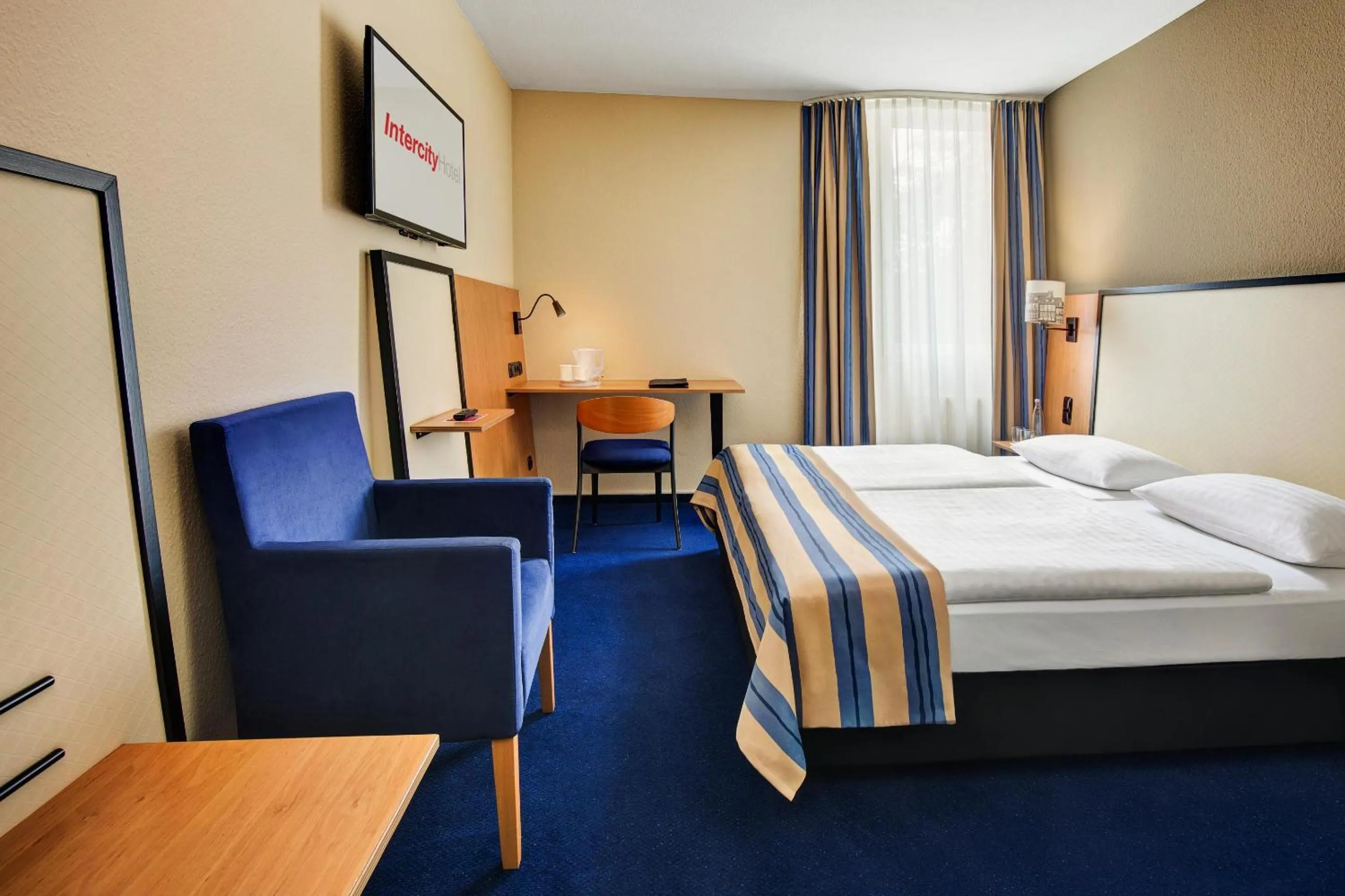 Photo of the whole room, Bed in IntercityHotel Celle