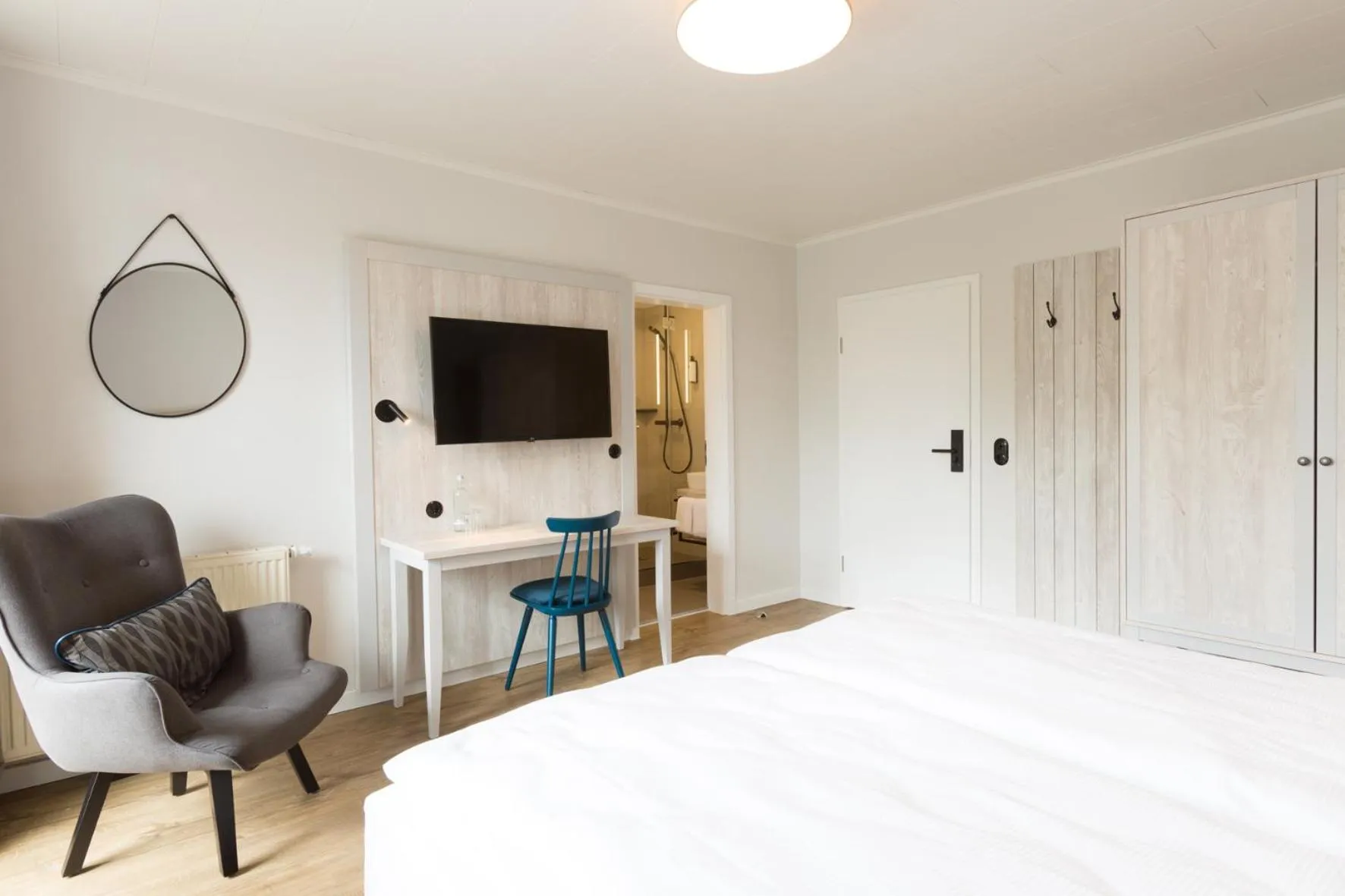 TV and multimedia, Bed in Koopmanns Hotel und Lädchen