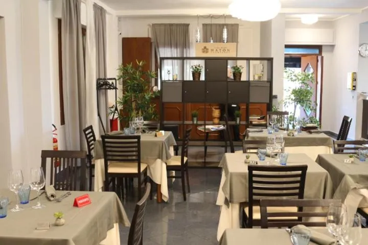 Restaurant/places to eat in HOTEL LE MORGE