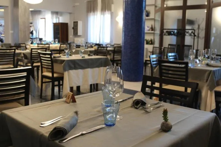 Restaurant/places to eat in HOTEL LE MORGE