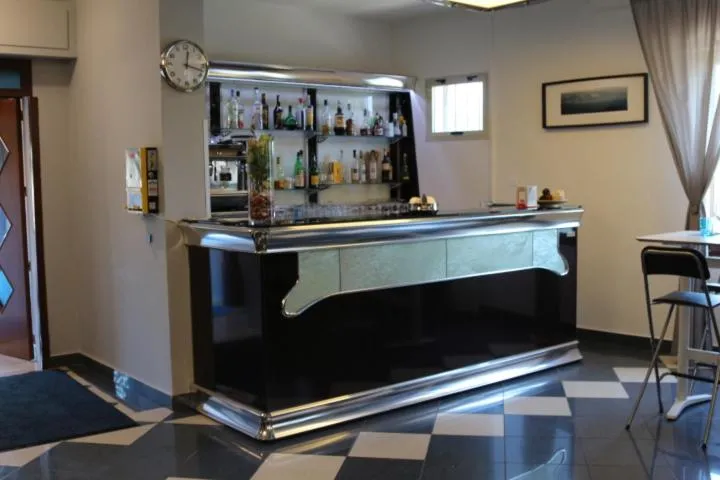 Restaurant/places to eat in HOTEL LE MORGE