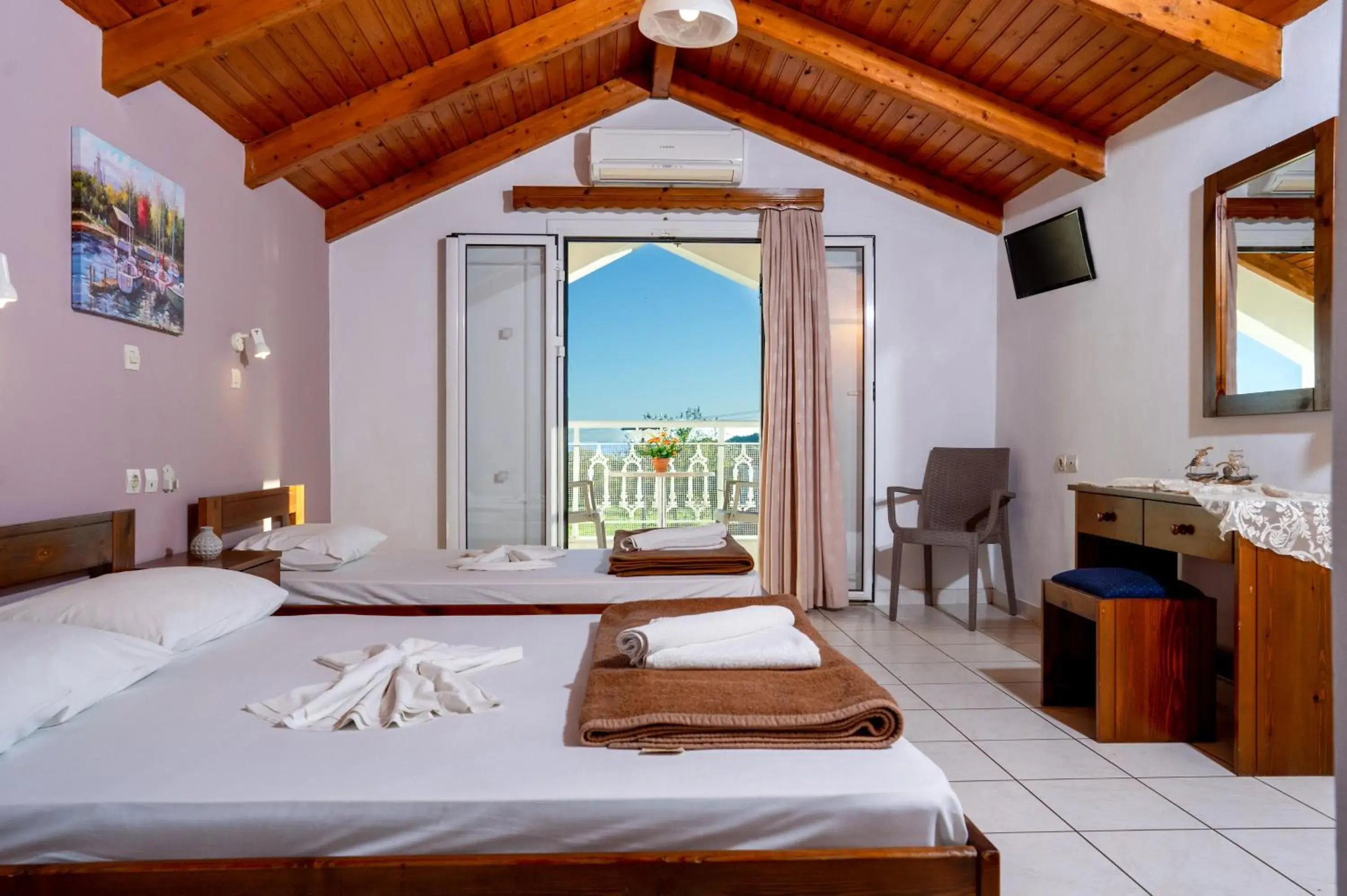 Superior Triple Room in Antonis apartments Superior Triple Room in Antonis apartments