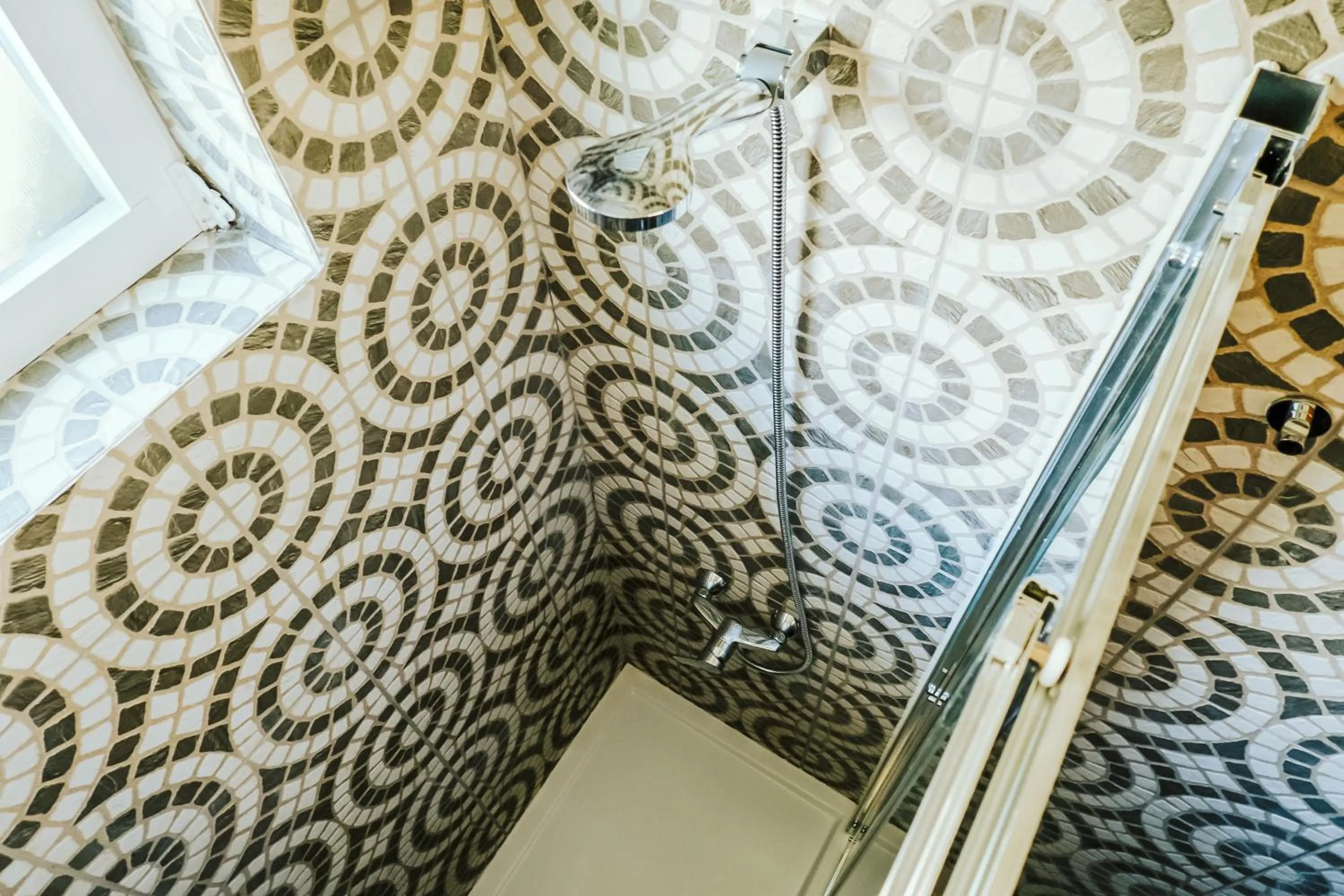 Shower in Help Yourself Hostels - Restelo