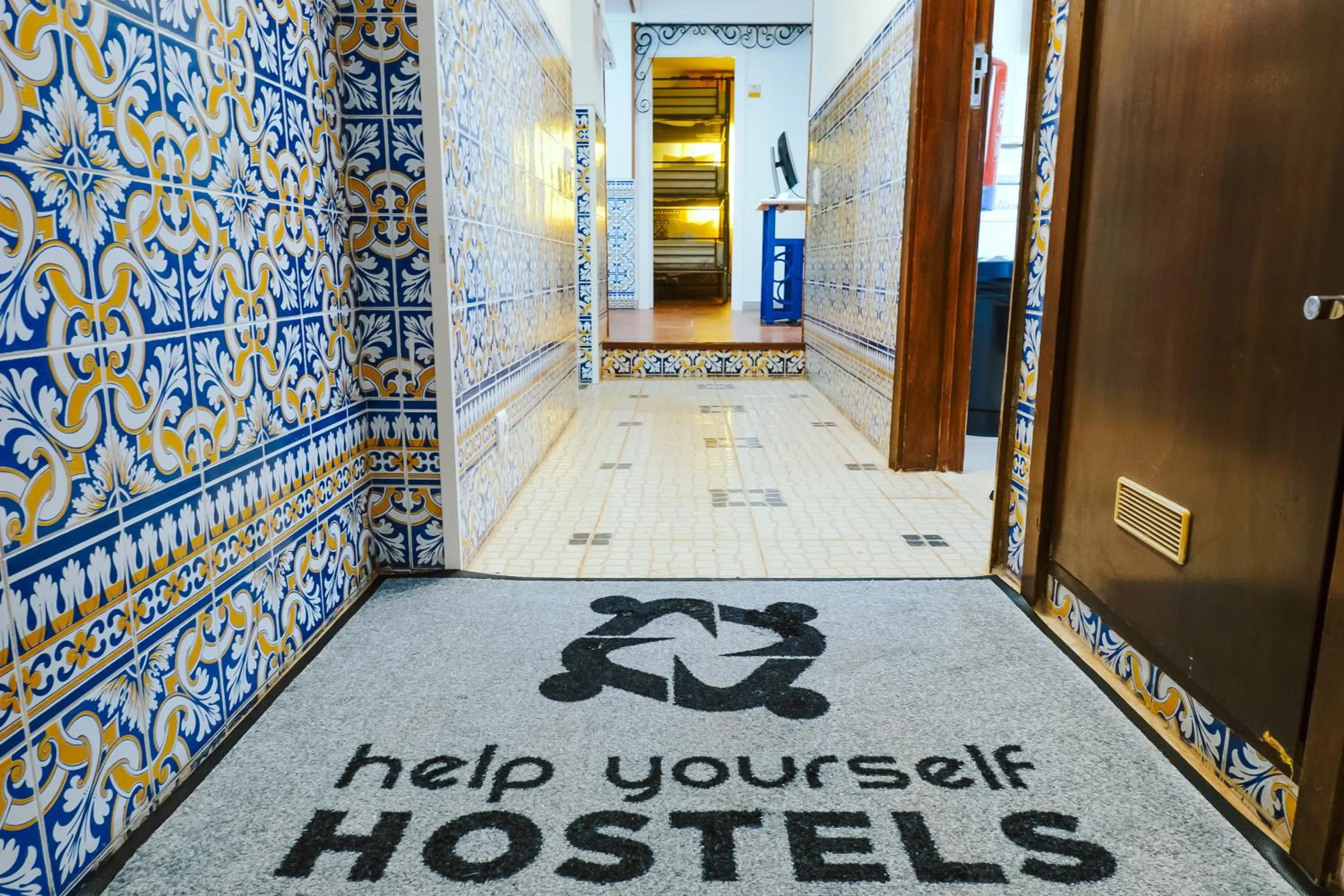 Facade/entrance in Help Yourself Hostels - Restelo