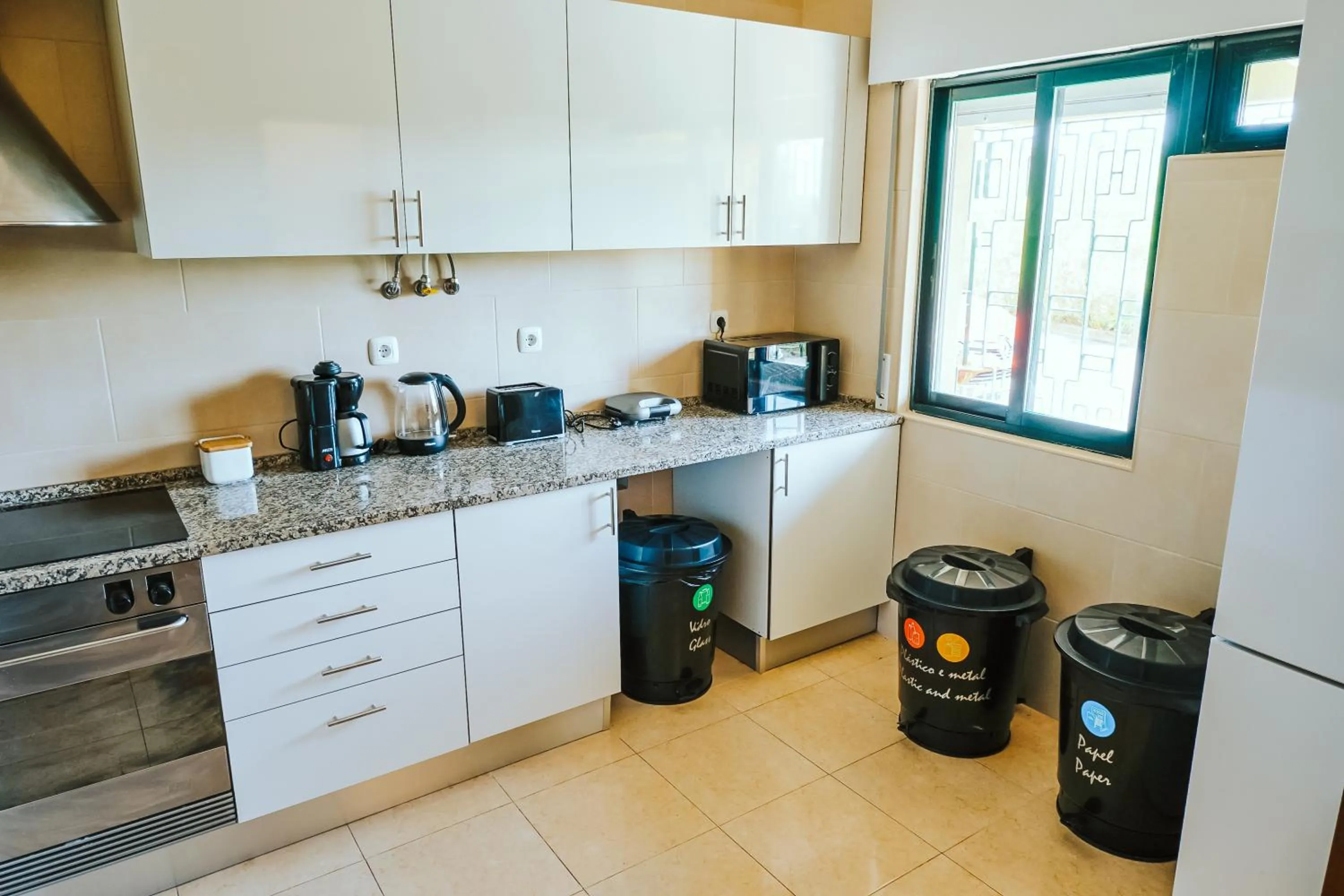 Communal kitchen in Help Yourself Hostels - Restelo