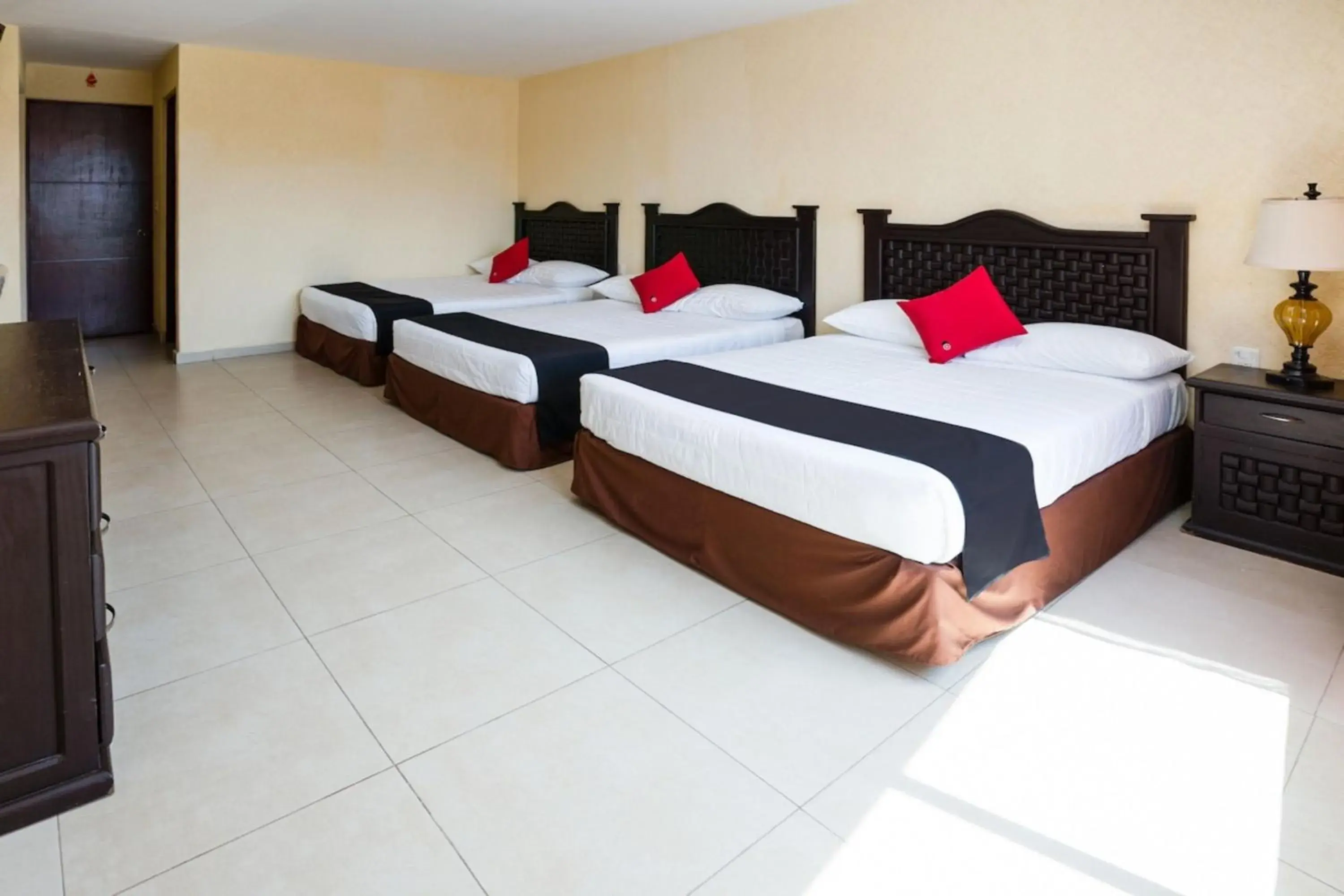 Bedroom, Bed in Capital O Hotel Los Caracoles, Acapulco Bedroom, Bed in Capital O Hotel Los Caracoles, Acapulco