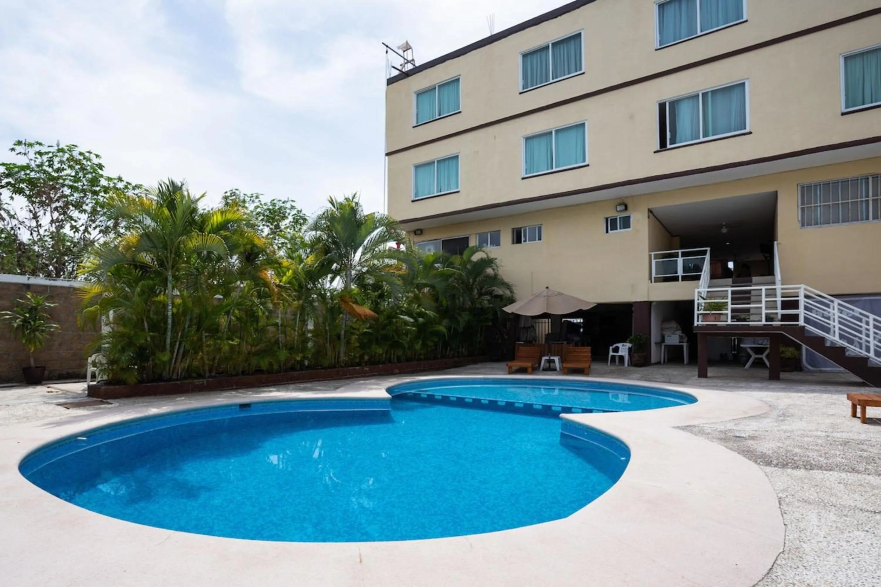Swimming pool in Capital O Hotel Los Caracoles, Acapulco