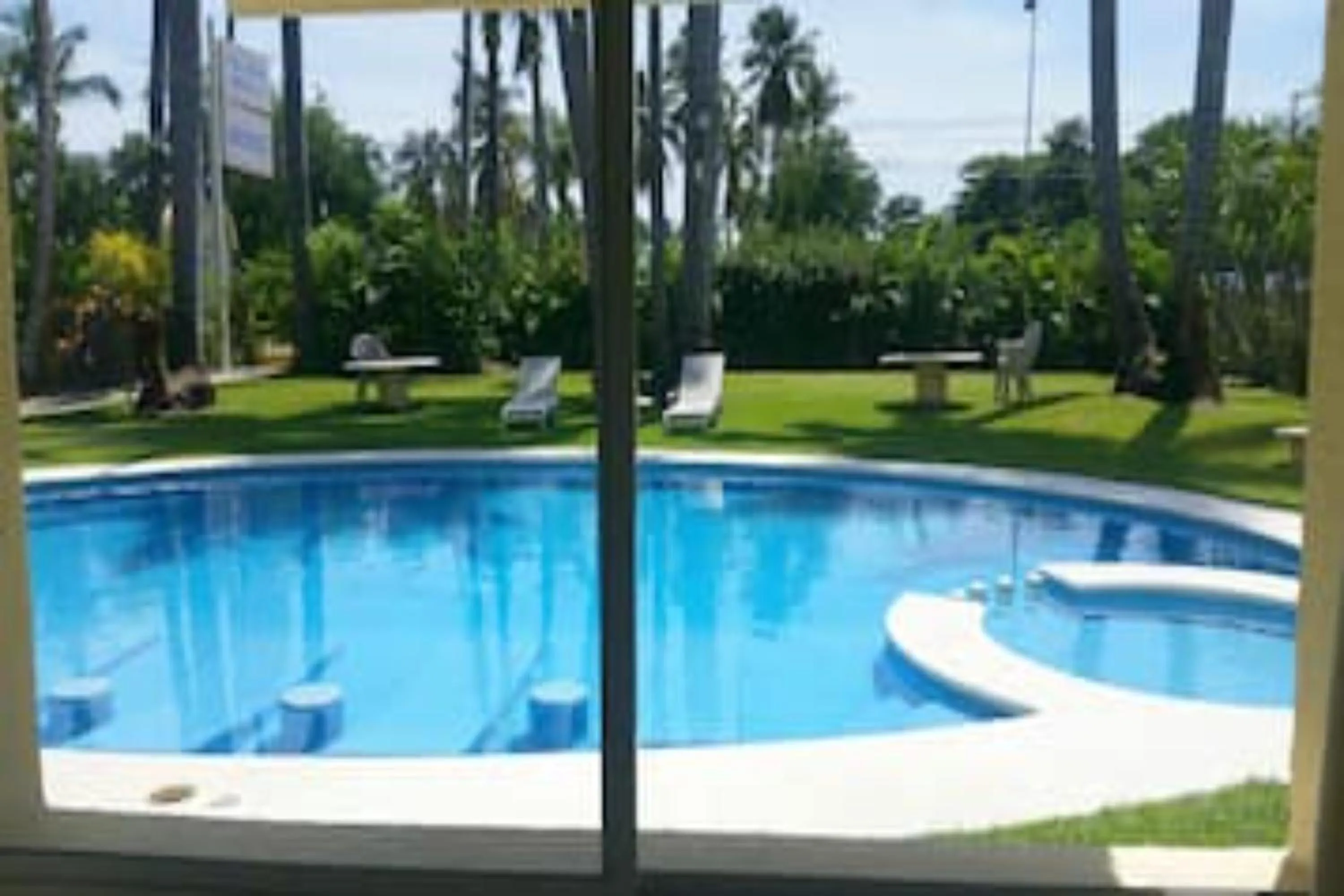 Swimming pool in Capital O Hotel Los Caracoles, Acapulco