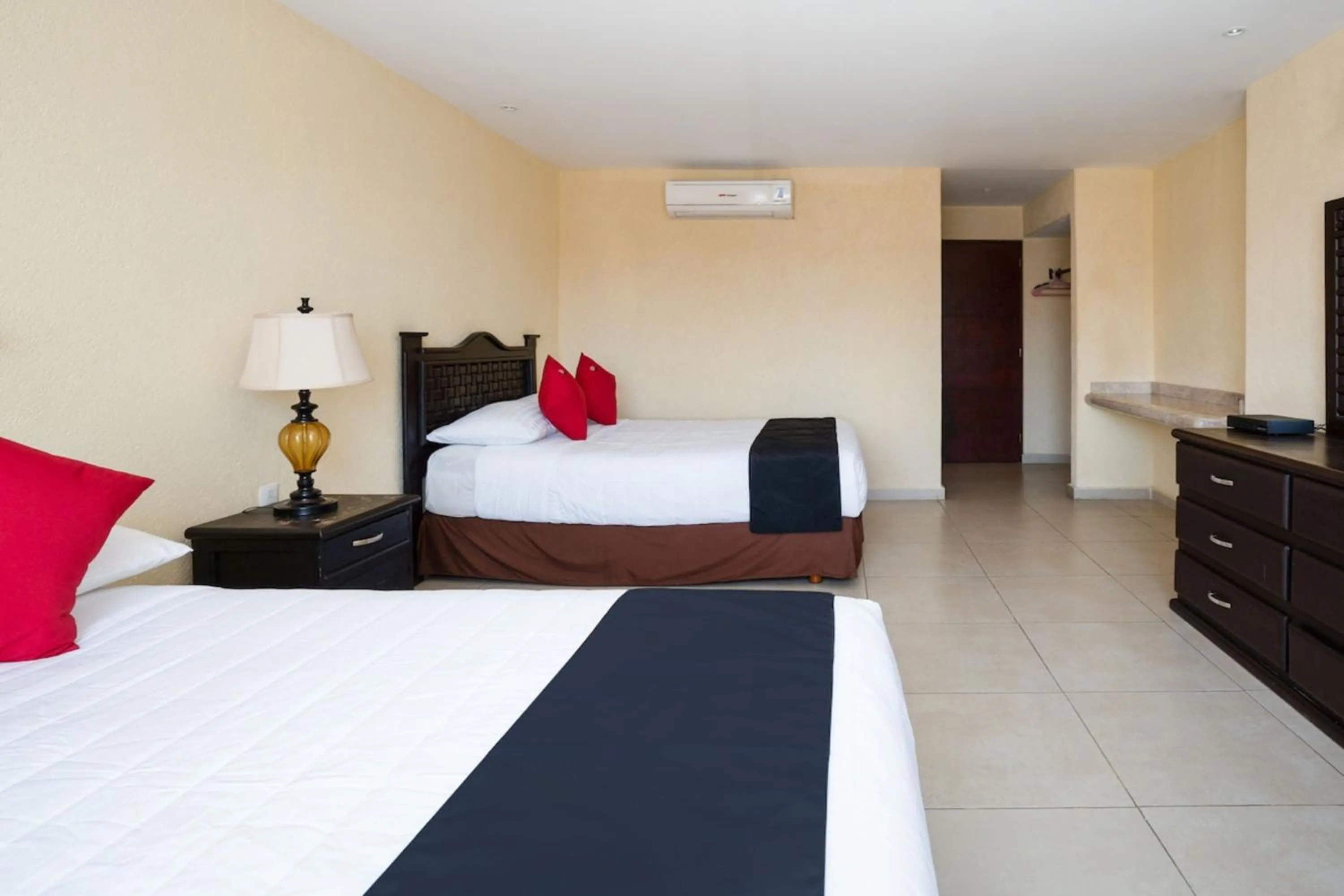 Bedroom, Bed in Capital O Hotel Los Caracoles, Acapulco