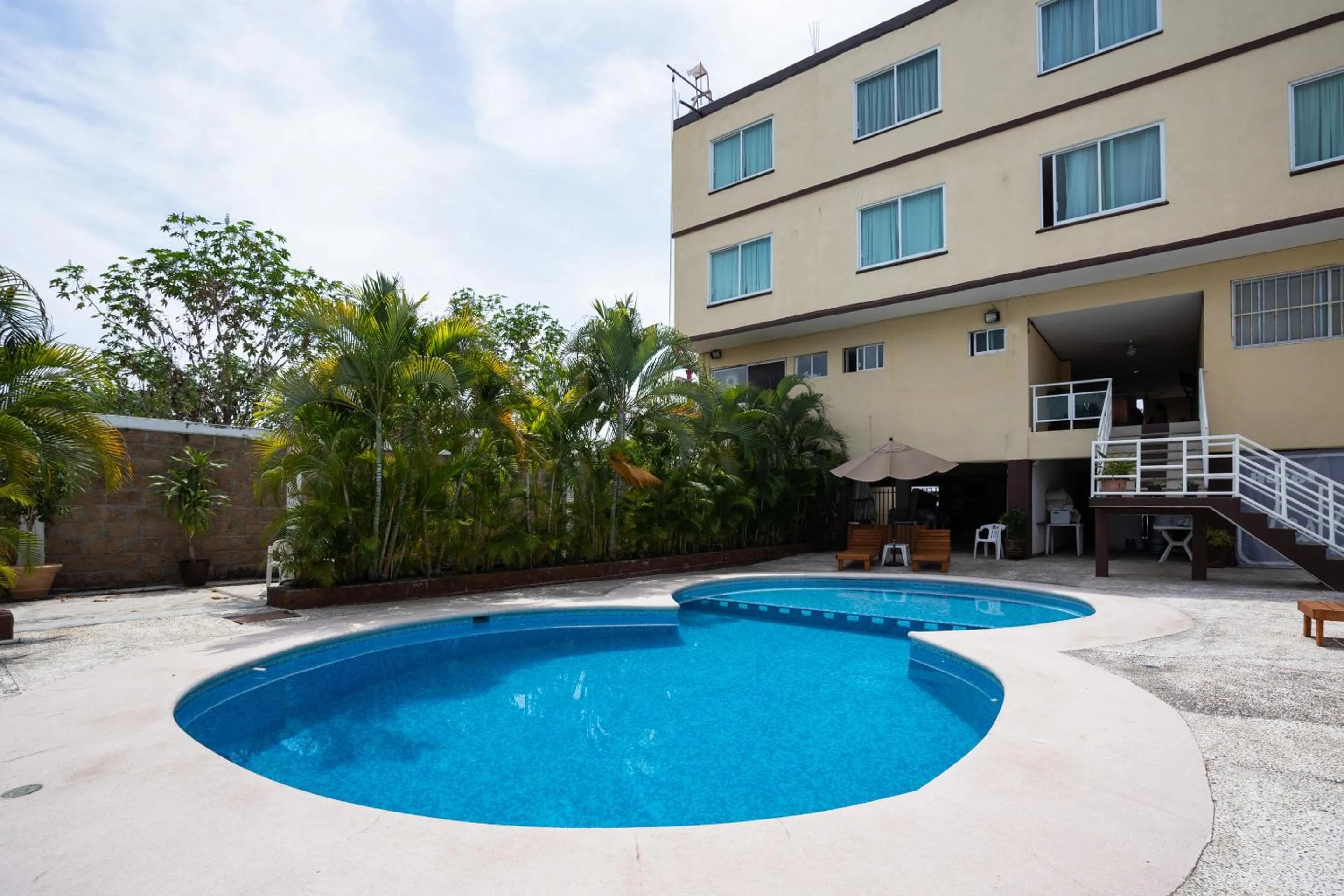 Swimming pool in Capital O Hotel Los Caracoles, Acapulco