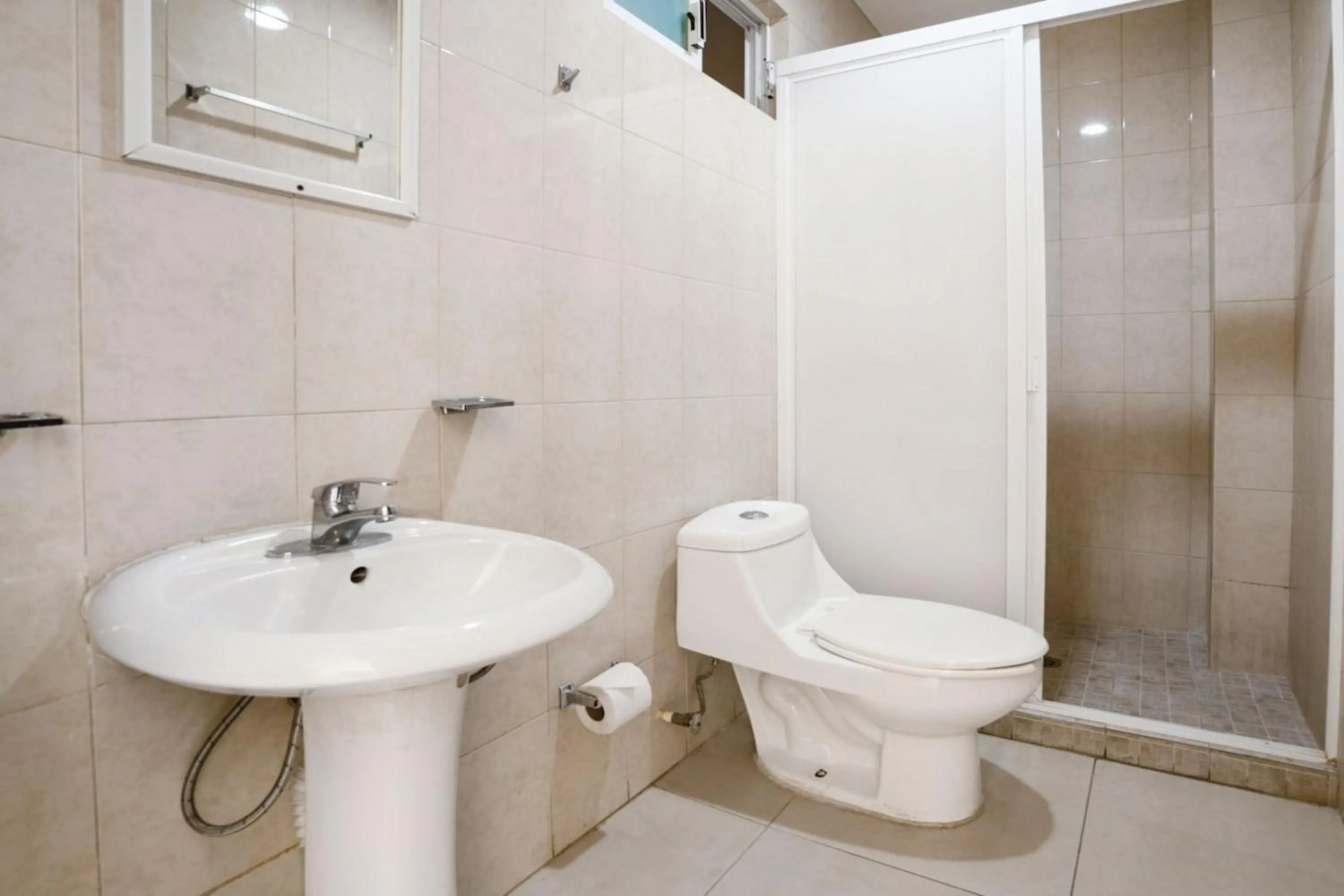 Bathroom in Capital O Hotel Los Caracoles, Acapulco