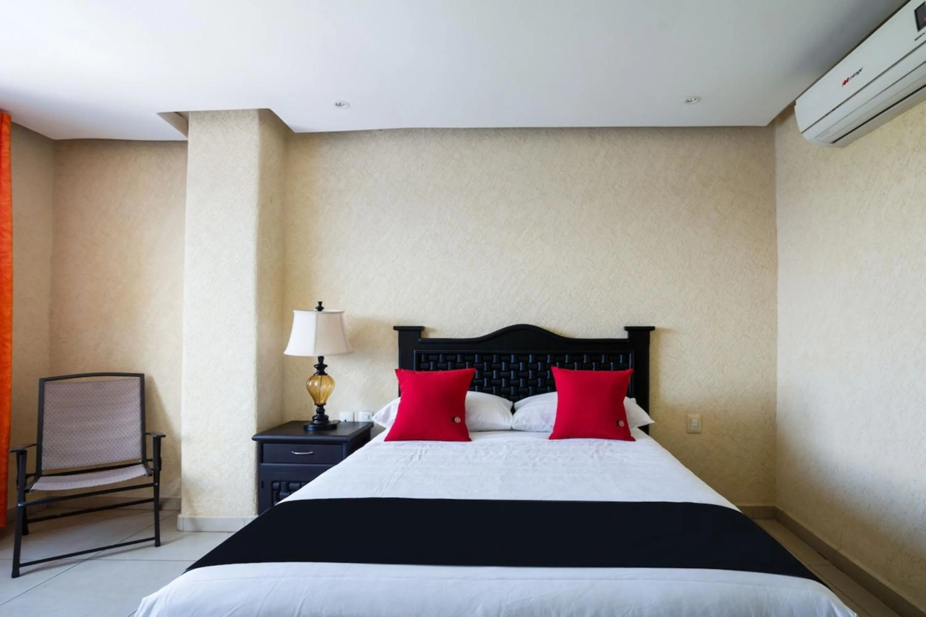 Bedroom, Bed in Capital O Hotel Los Caracoles, Acapulco