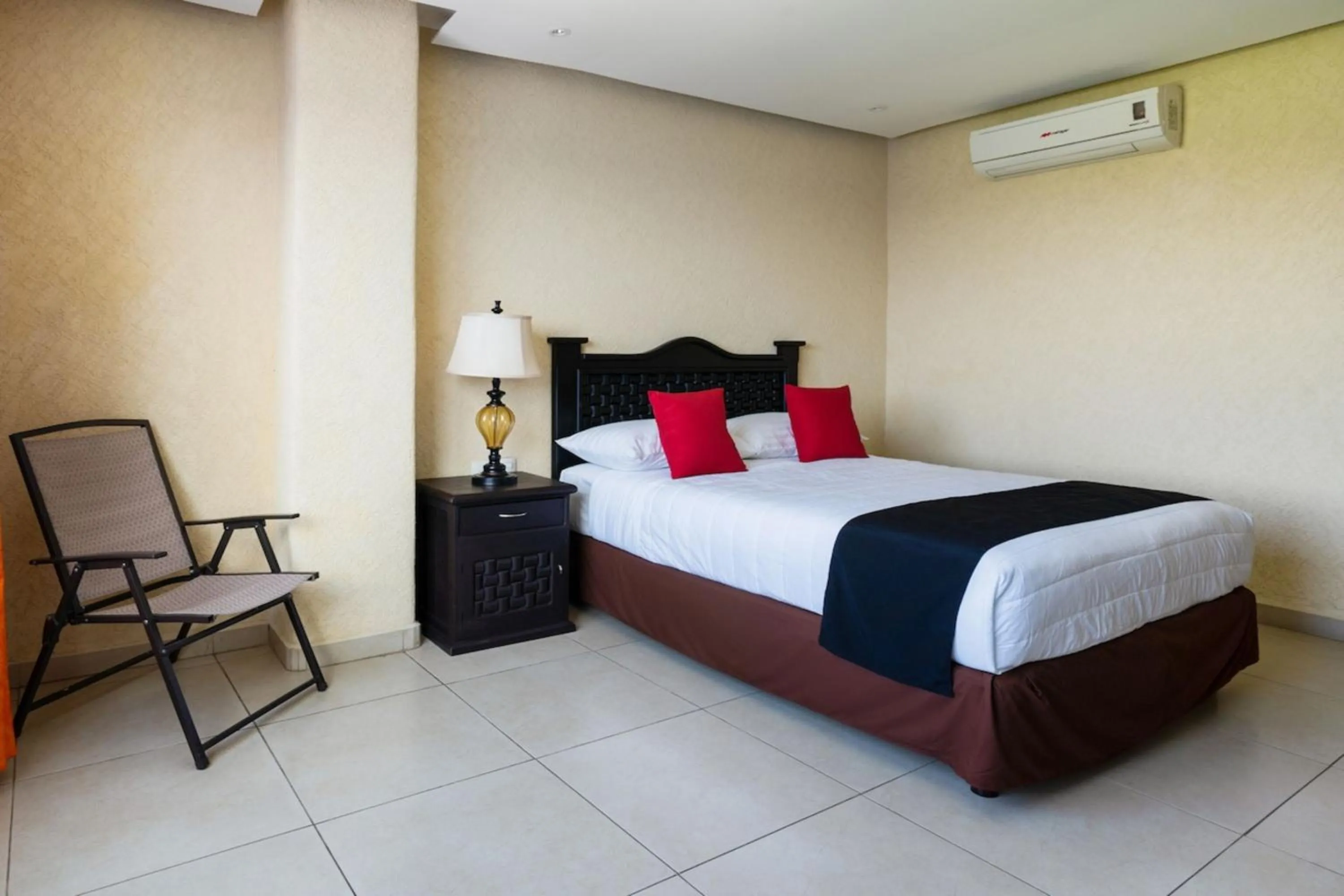 Bedroom, Bed in Capital O Hotel Los Caracoles, Acapulco