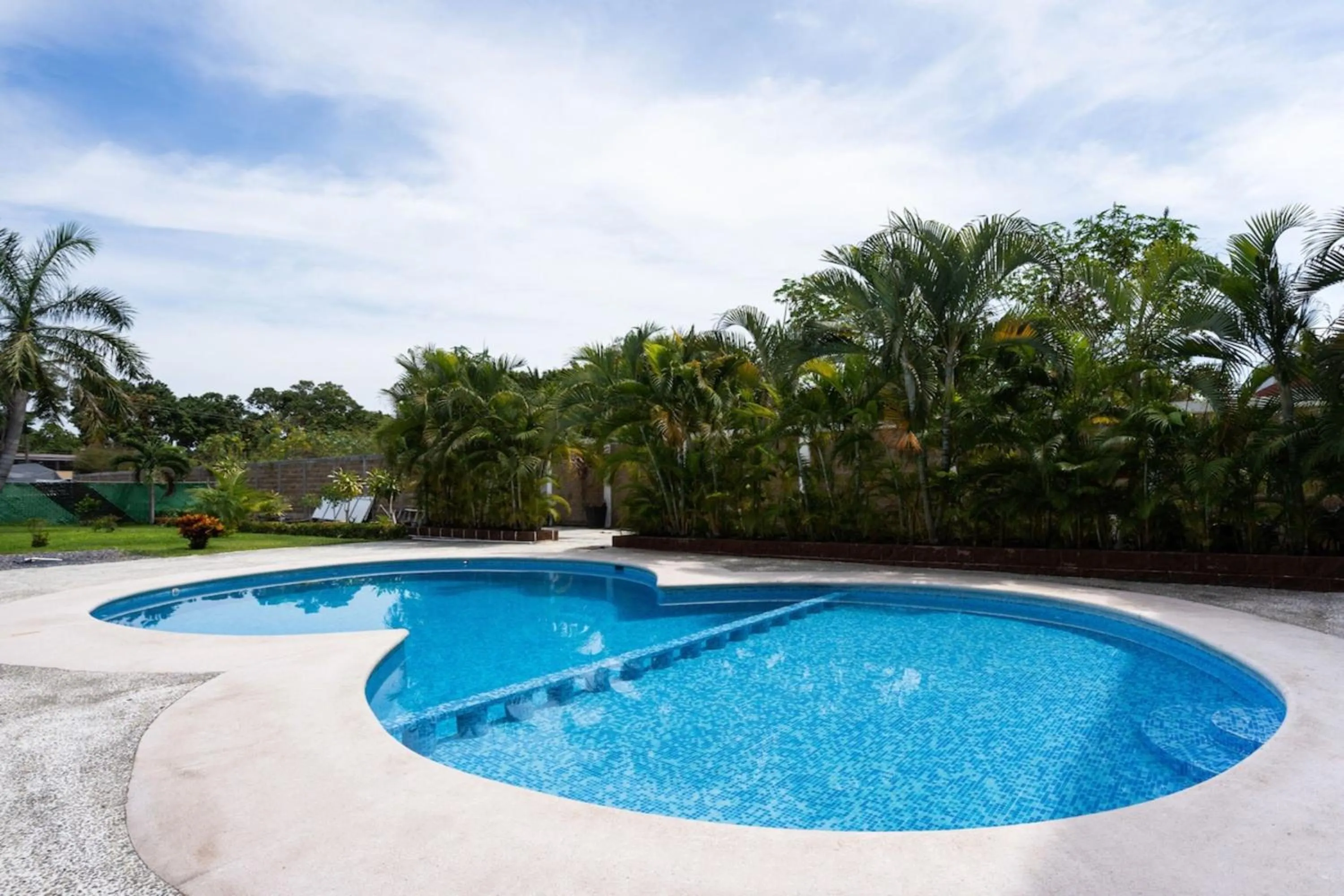 Swimming pool in Capital O Hotel Los Caracoles, Acapulco