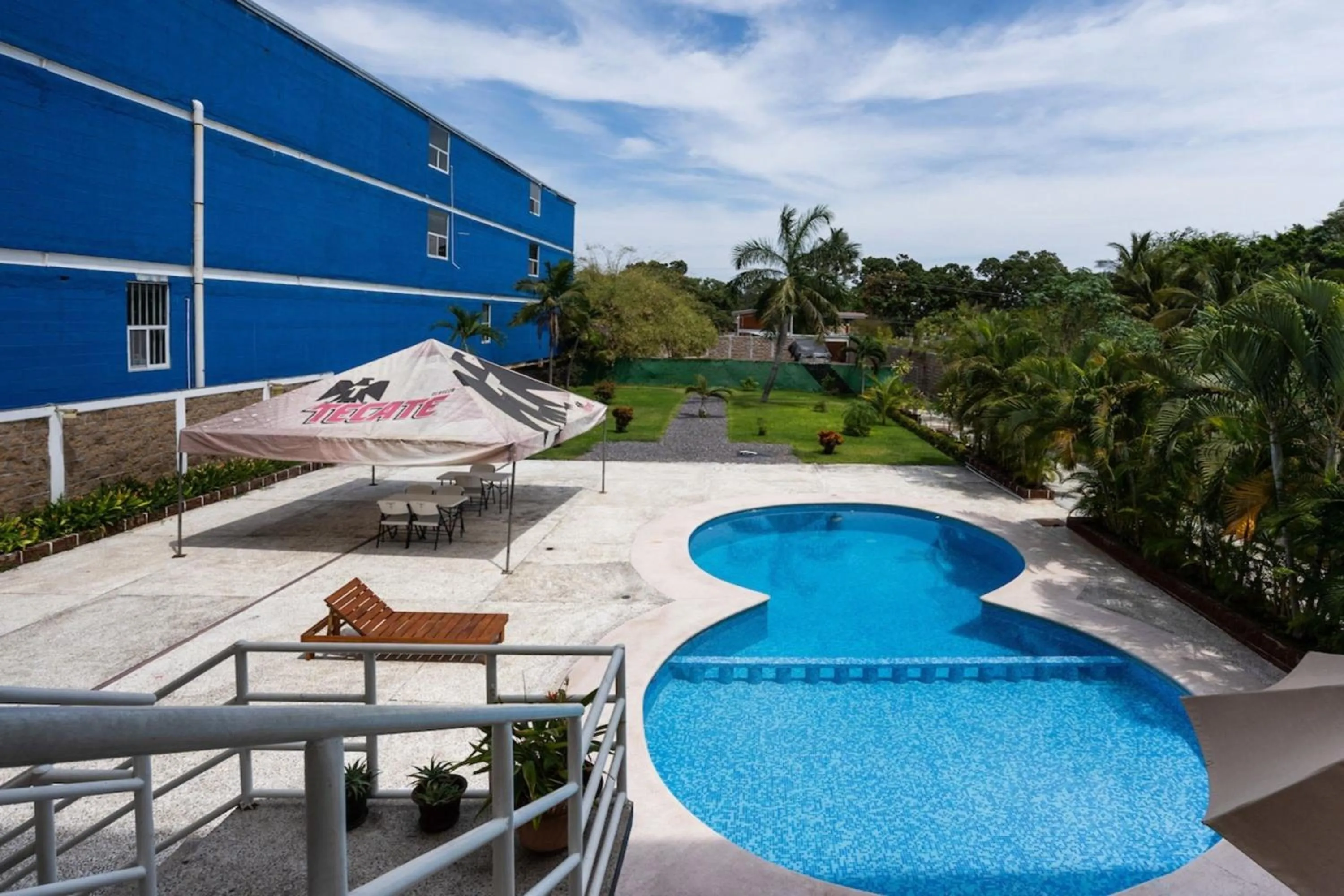 Swimming pool in Capital O Hotel Los Caracoles, Acapulco