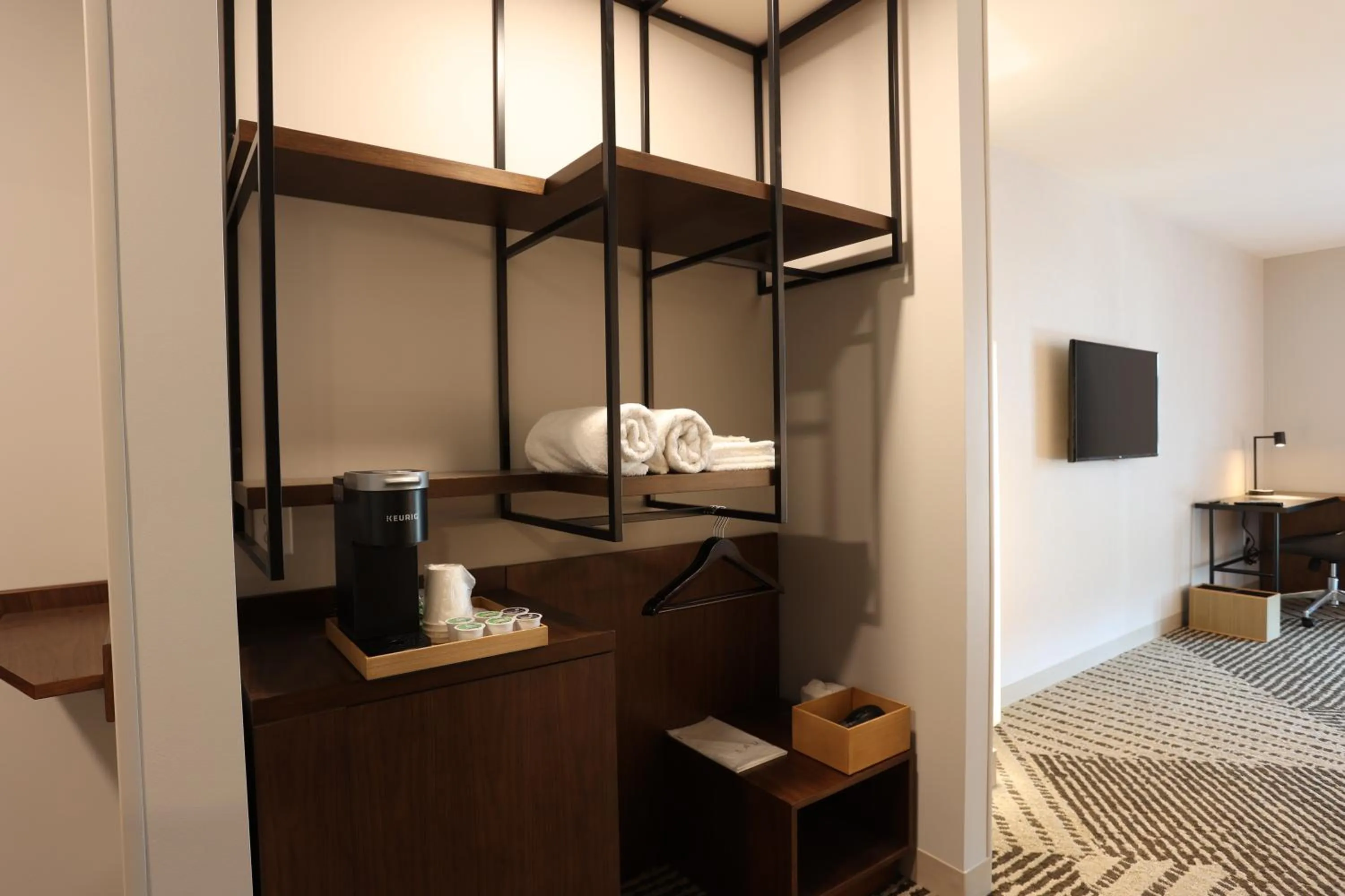 Photo of the whole room, Bed in Cedartree Hotel Portland Hillsboro