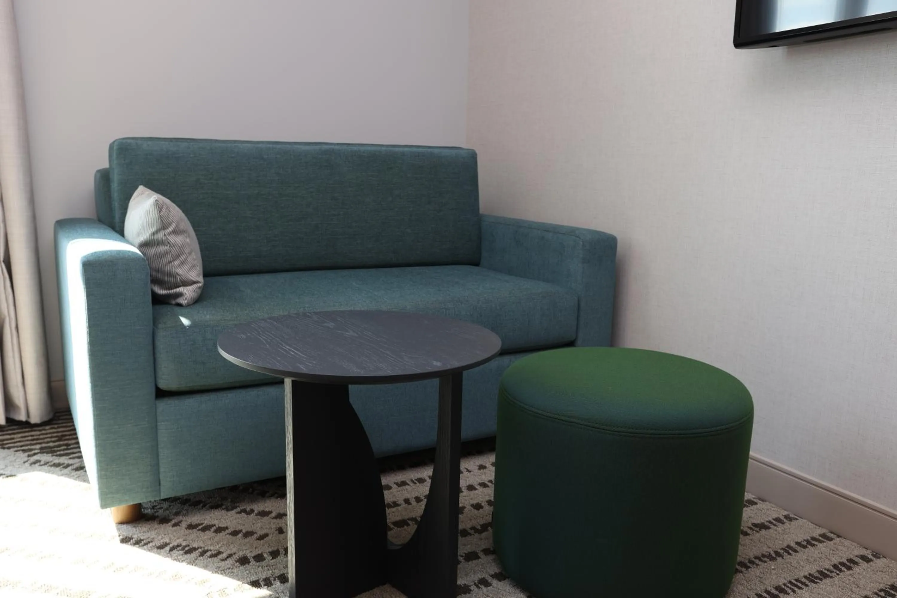 Seating area in Cedartree Hotel Portland Hillsboro