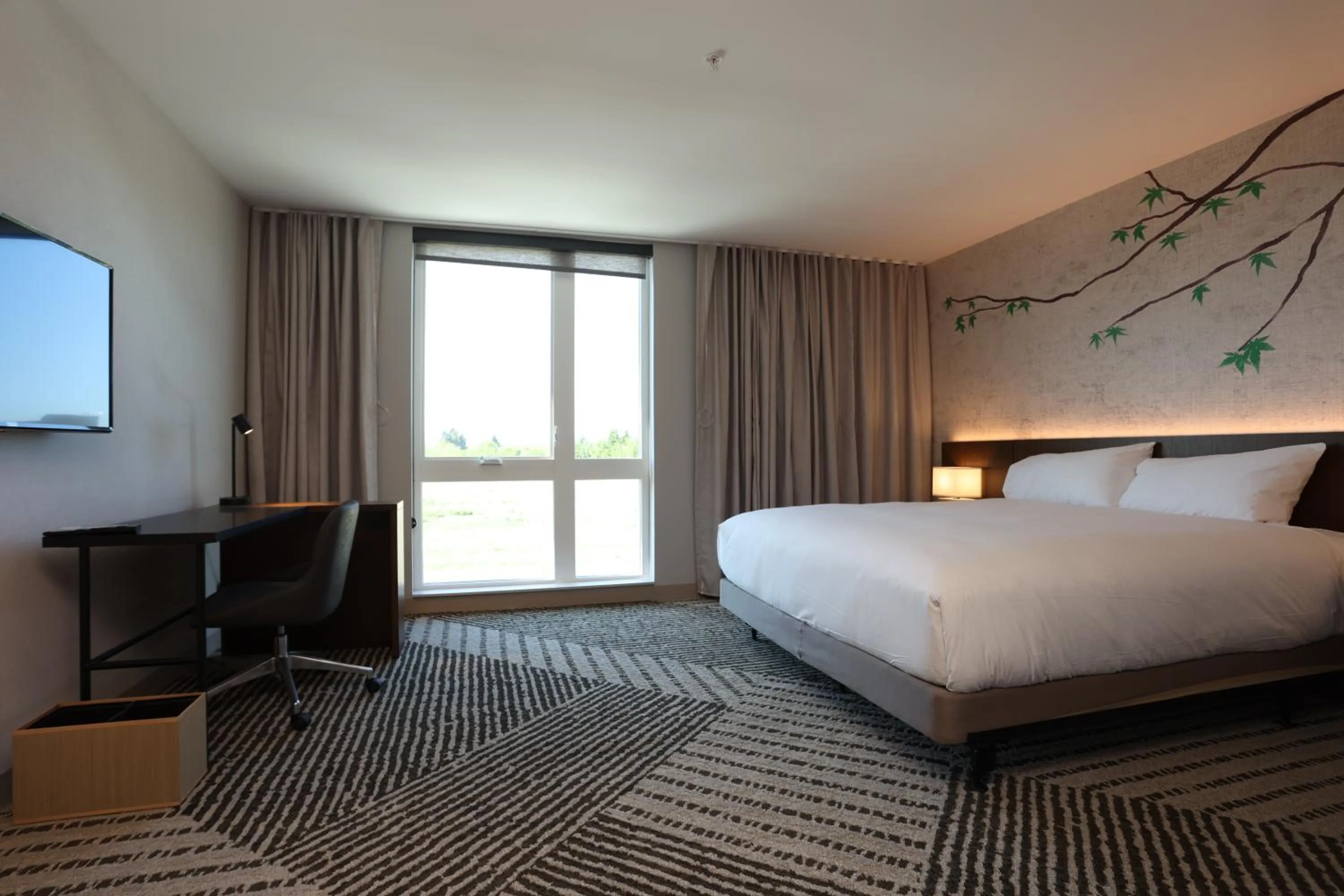 Photo of the whole room, Bed in Cedartree Hotel Portland Hillsboro