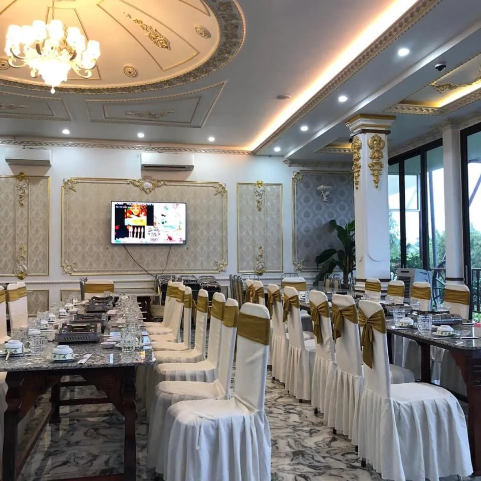 Restaurant/places to eat in Little Saigon Hotel